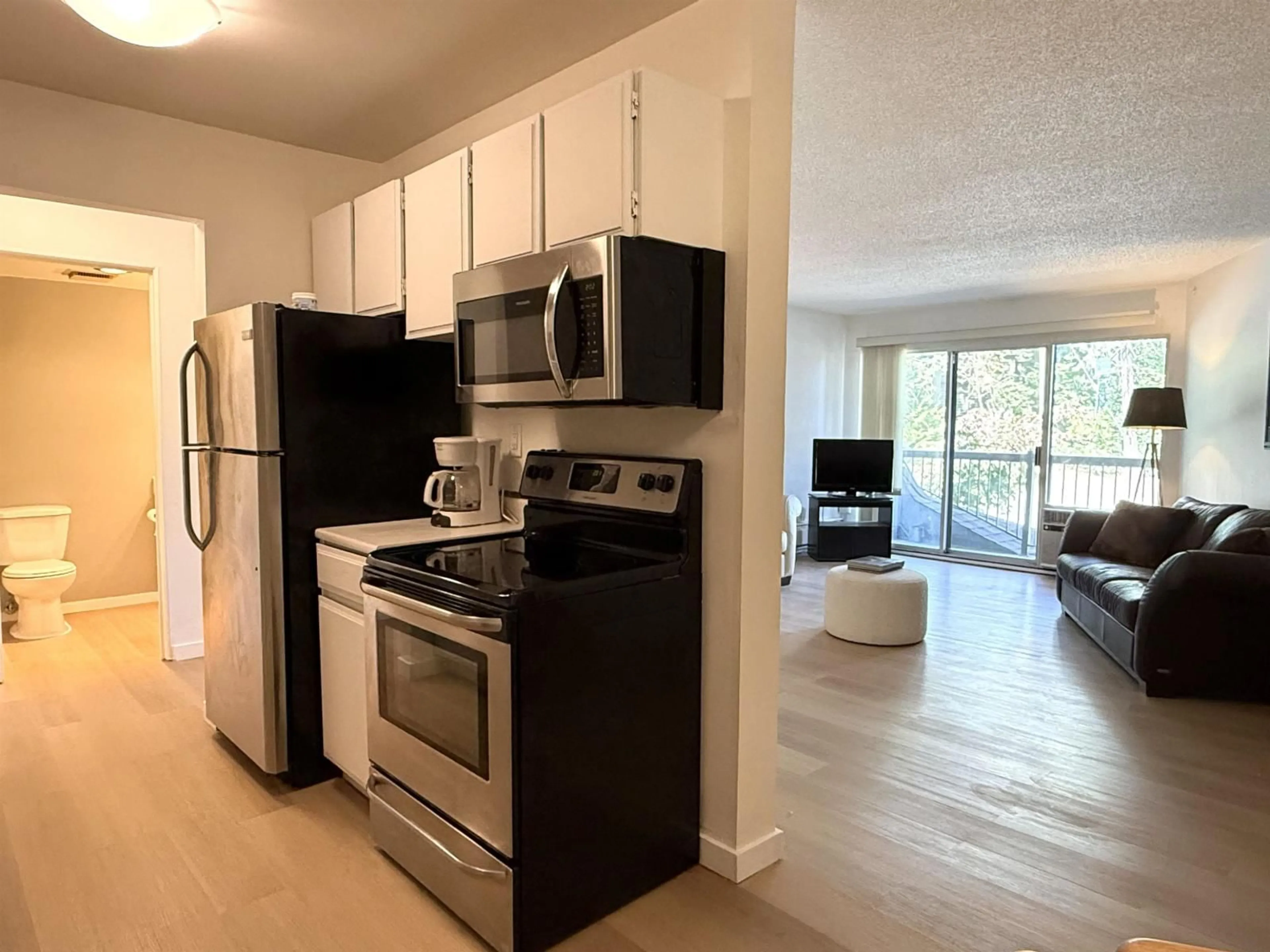 Standard kitchen, wood/laminate floor for 218 - 15020 NORTH BLUFF ROAD, White Rock British Columbia V4B5A4