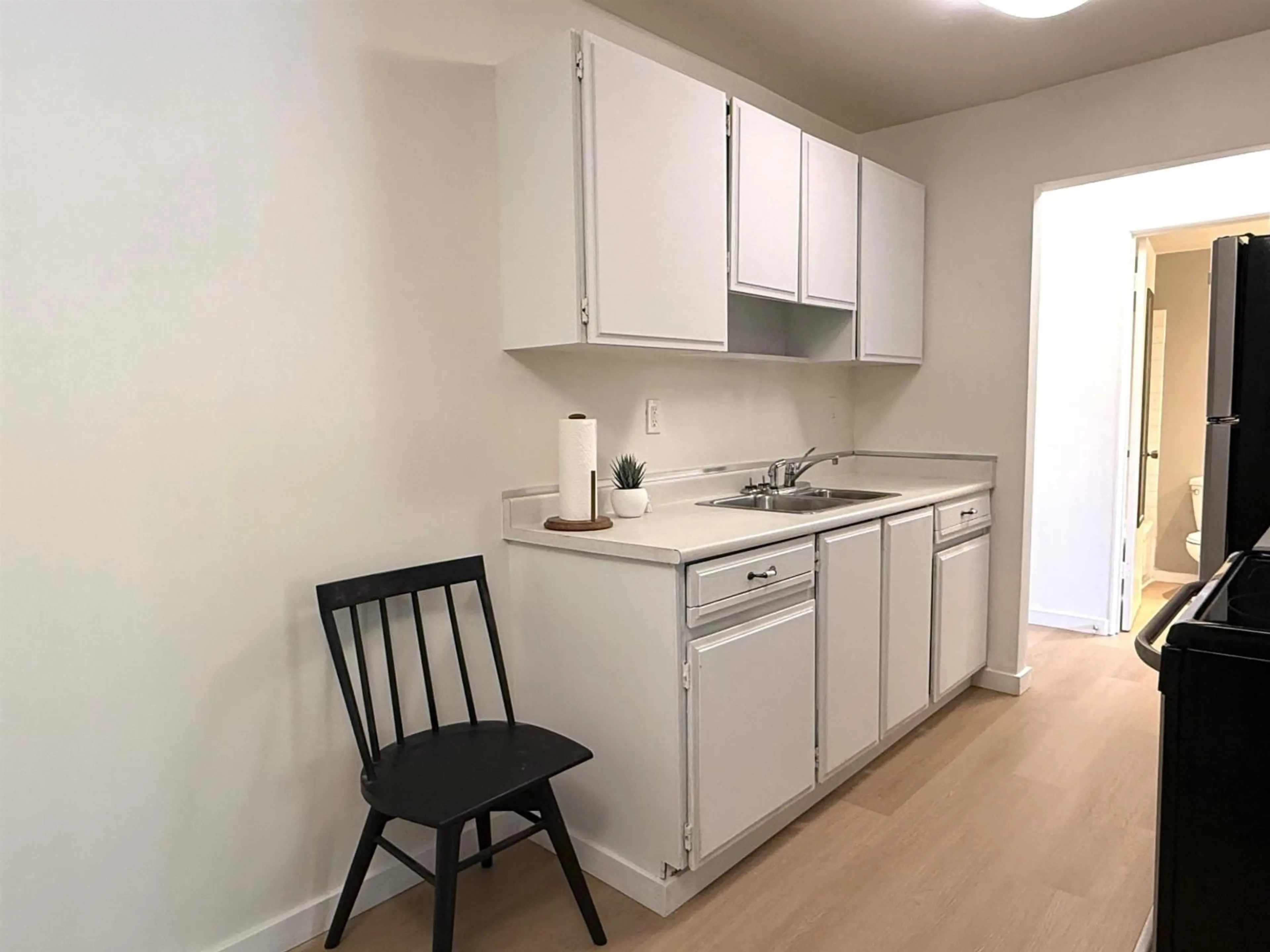 Standard kitchen, unknown for 218 - 15020 NORTH BLUFF ROAD, White Rock British Columbia V4B5A4