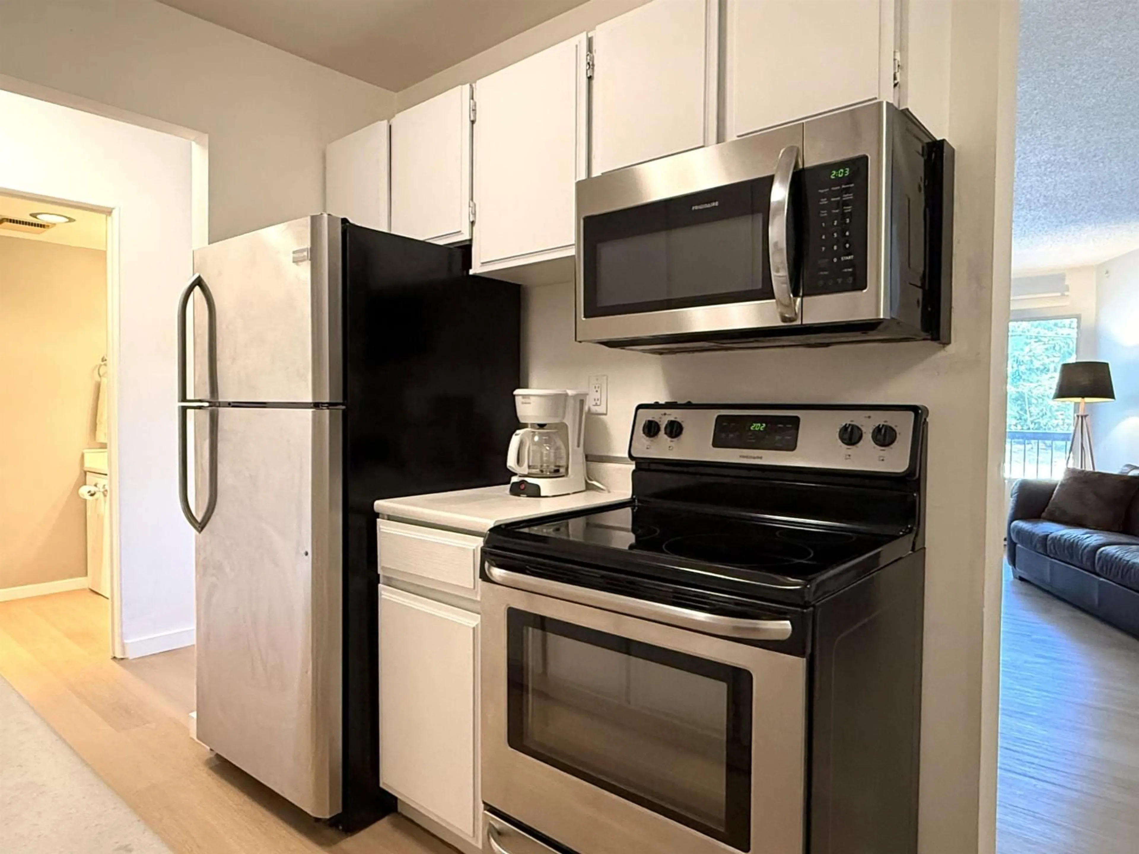 Standard kitchen, unknown for 218 - 15020 NORTH BLUFF ROAD, White Rock British Columbia V4B5A4