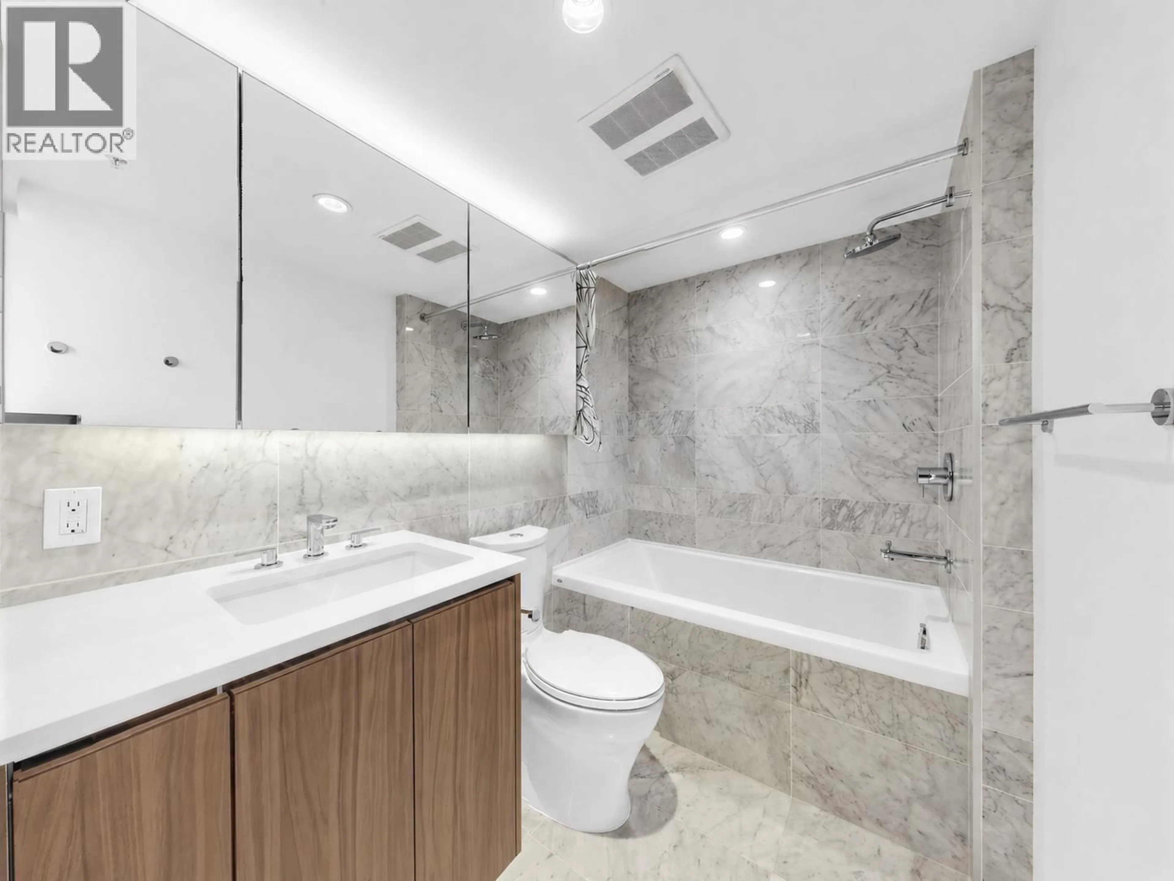 Standard bathroom, ceramic/tile floor for 2007 - 433 MARINE DRIVE, Vancouver British Columbia V5X0H5