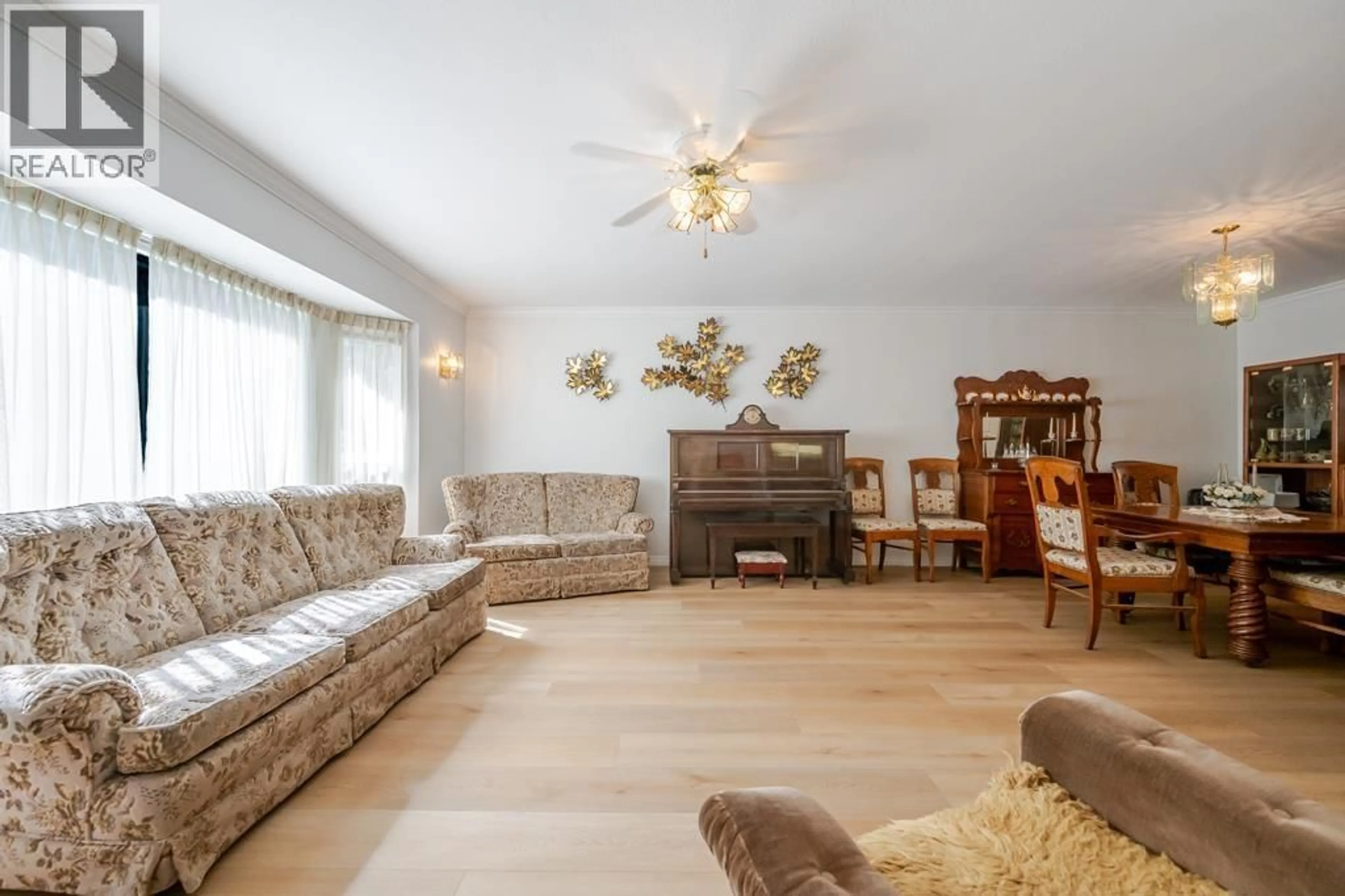 Living room with furniture, wood/laminate floor for 25465 HILLAND AVENUE, Maple Ridge British Columbia V4R1G3