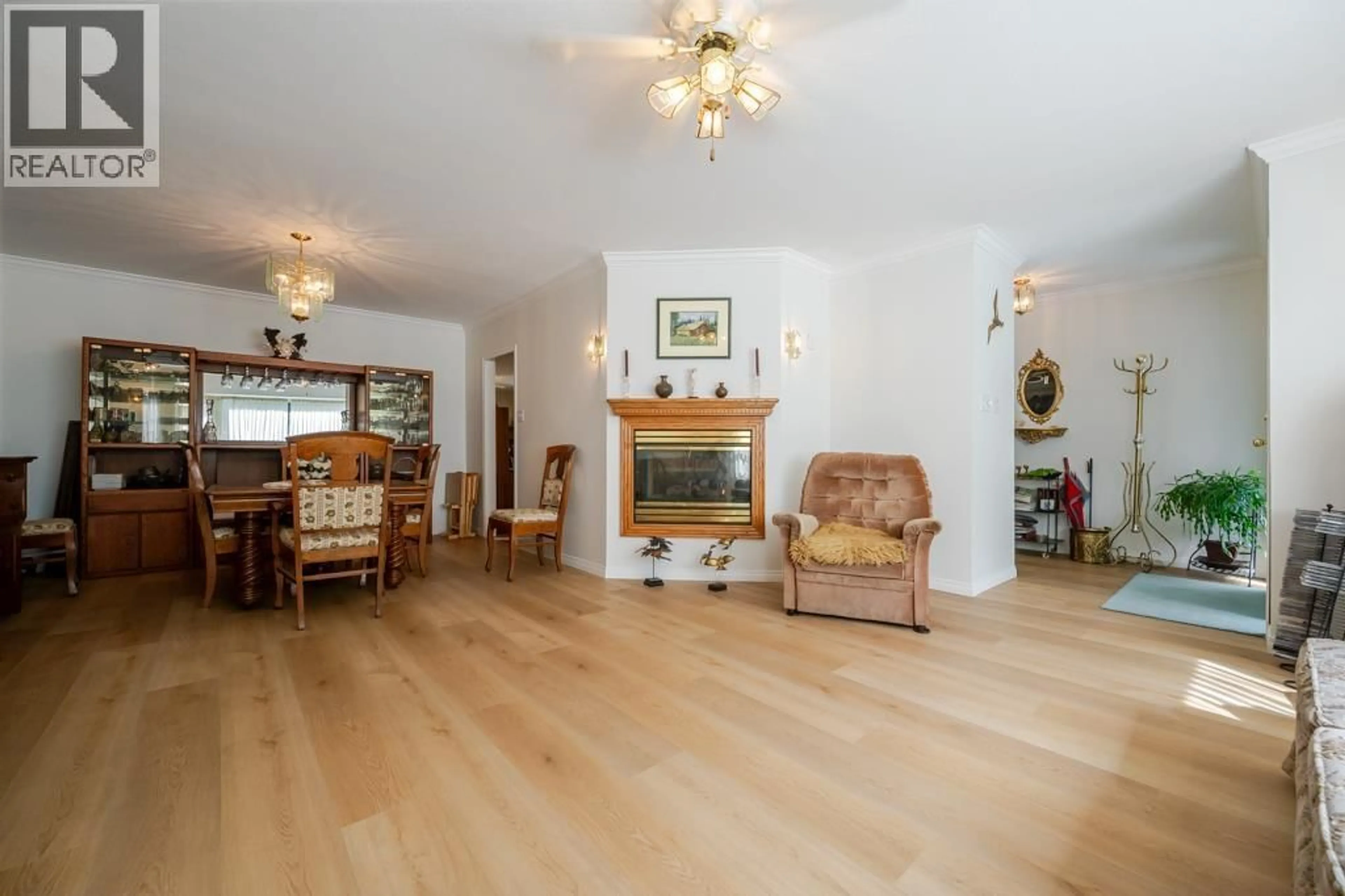 Living room with furniture, wood/laminate floor for 25465 HILLAND AVENUE, Maple Ridge British Columbia V4R1G3
