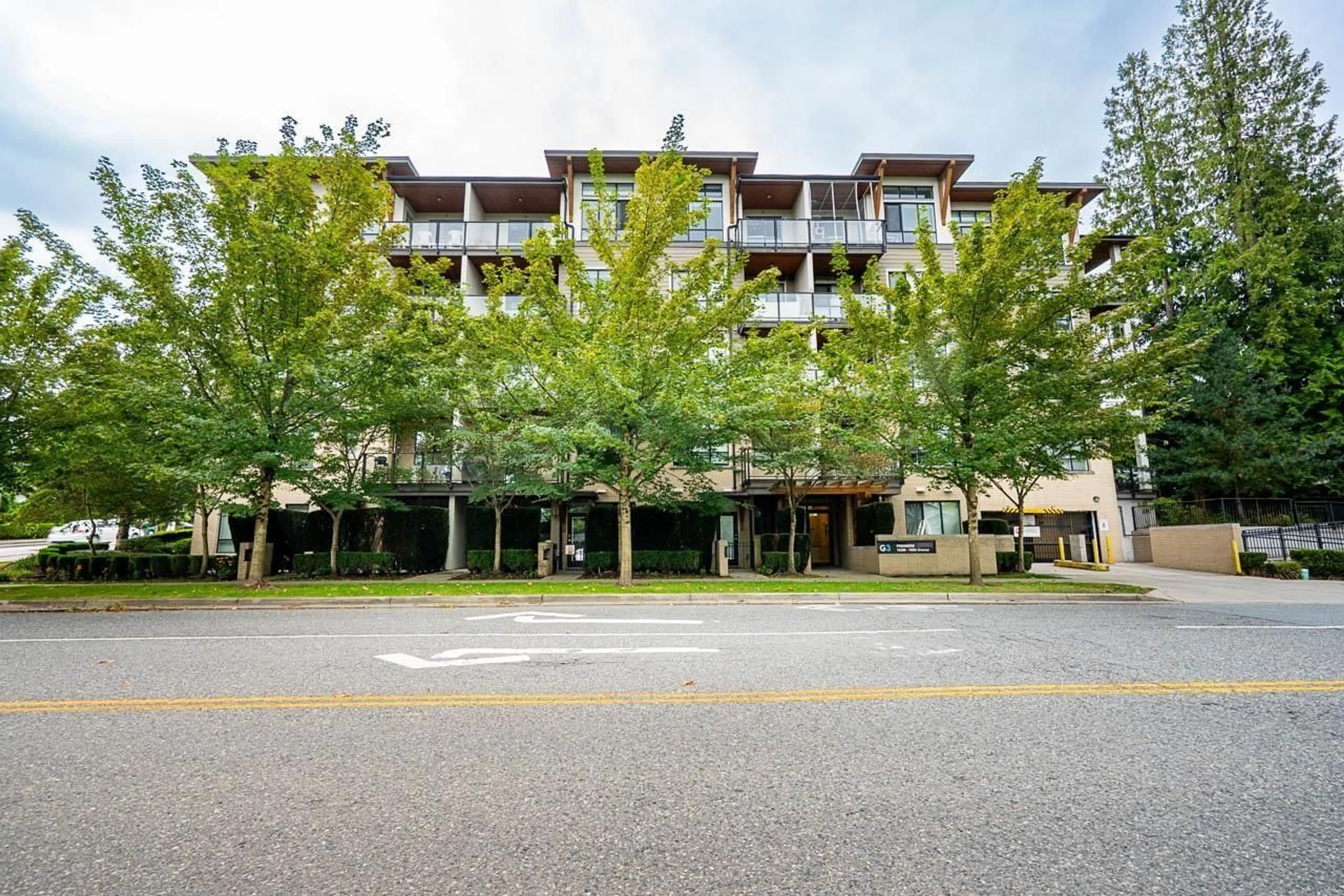 Patio, building for 209 - 15388 105 AVENUE, Surrey British Columbia V3R0C4