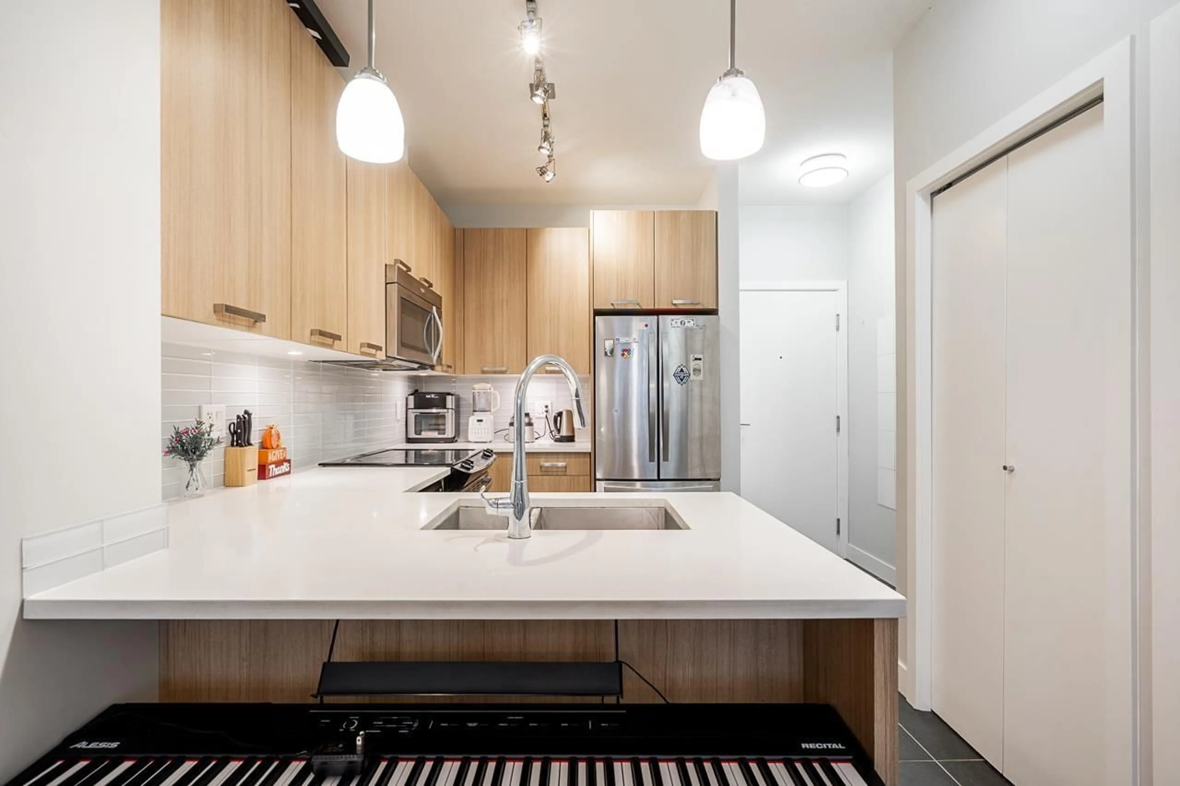 Contemporary kitchen, unknown for 209 - 15388 105 AVENUE, Surrey British Columbia V3R0C4