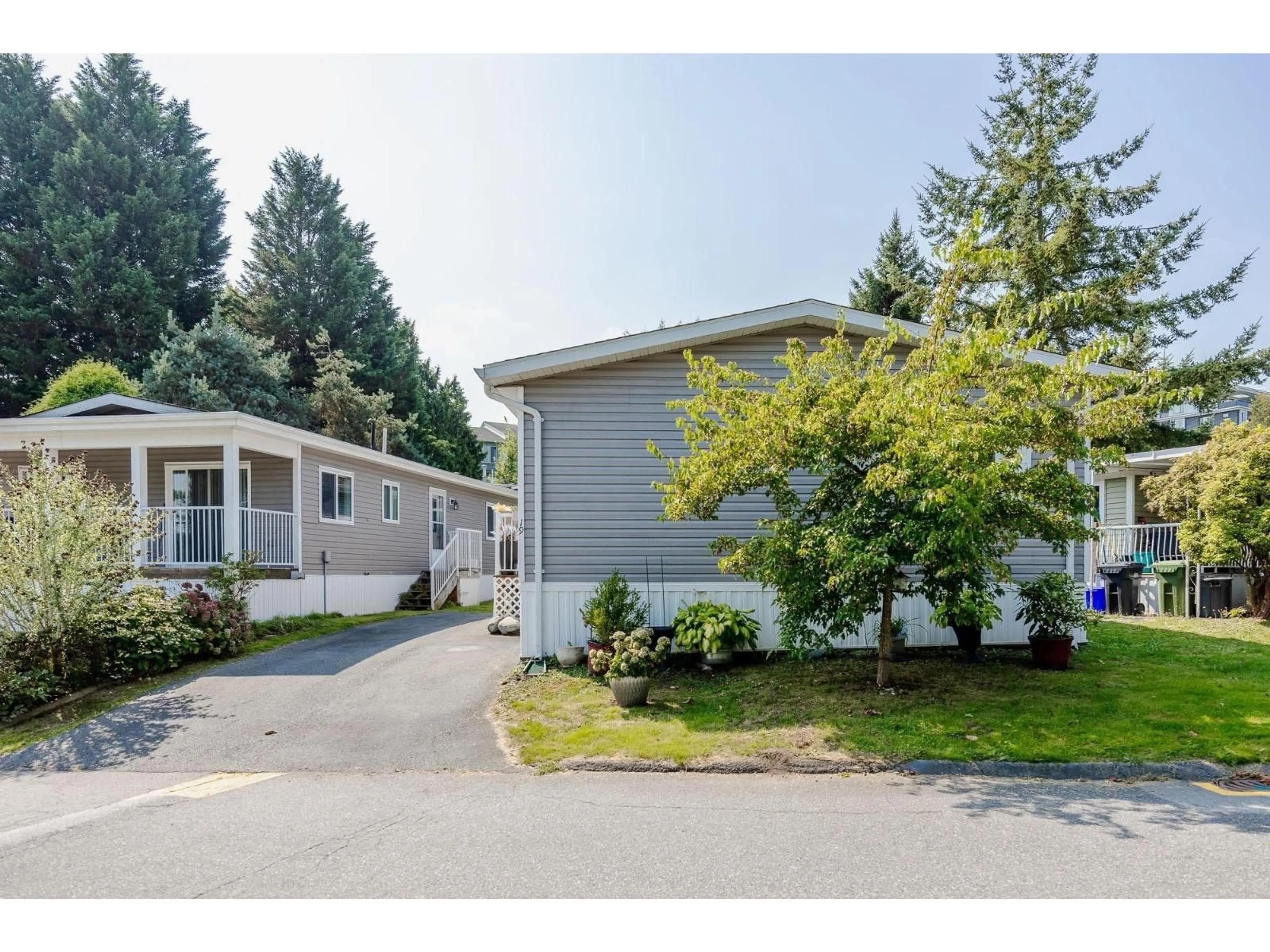Home with vinyl exterior material, street for 19 - 8220 KING GEORGE BOULEVARD, Surrey British Columbia V3W6E1