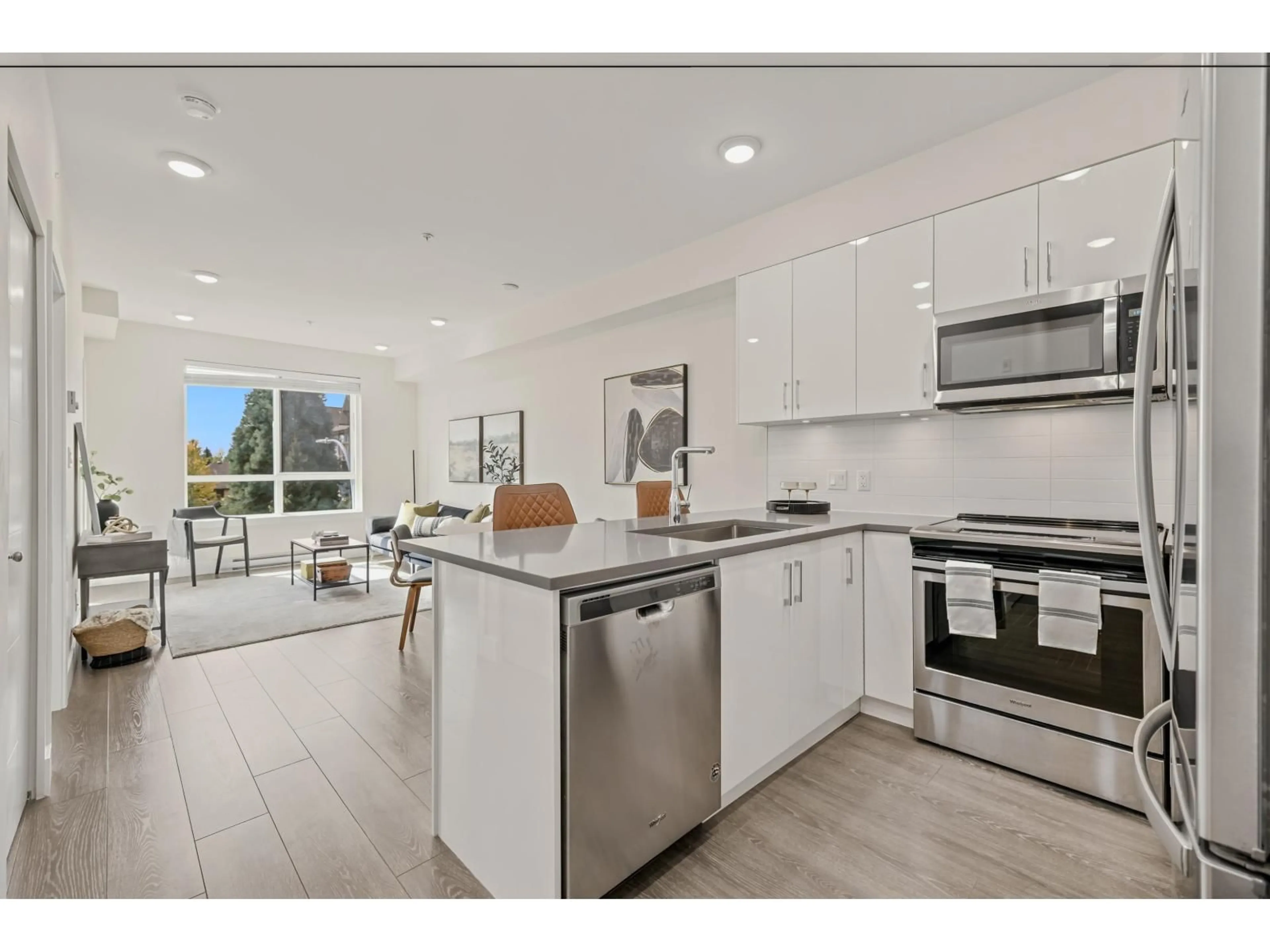Open concept kitchen, ceramic/tile floor for 301 - 15351 101 AVENUE, Surrey British Columbia V3R0G2