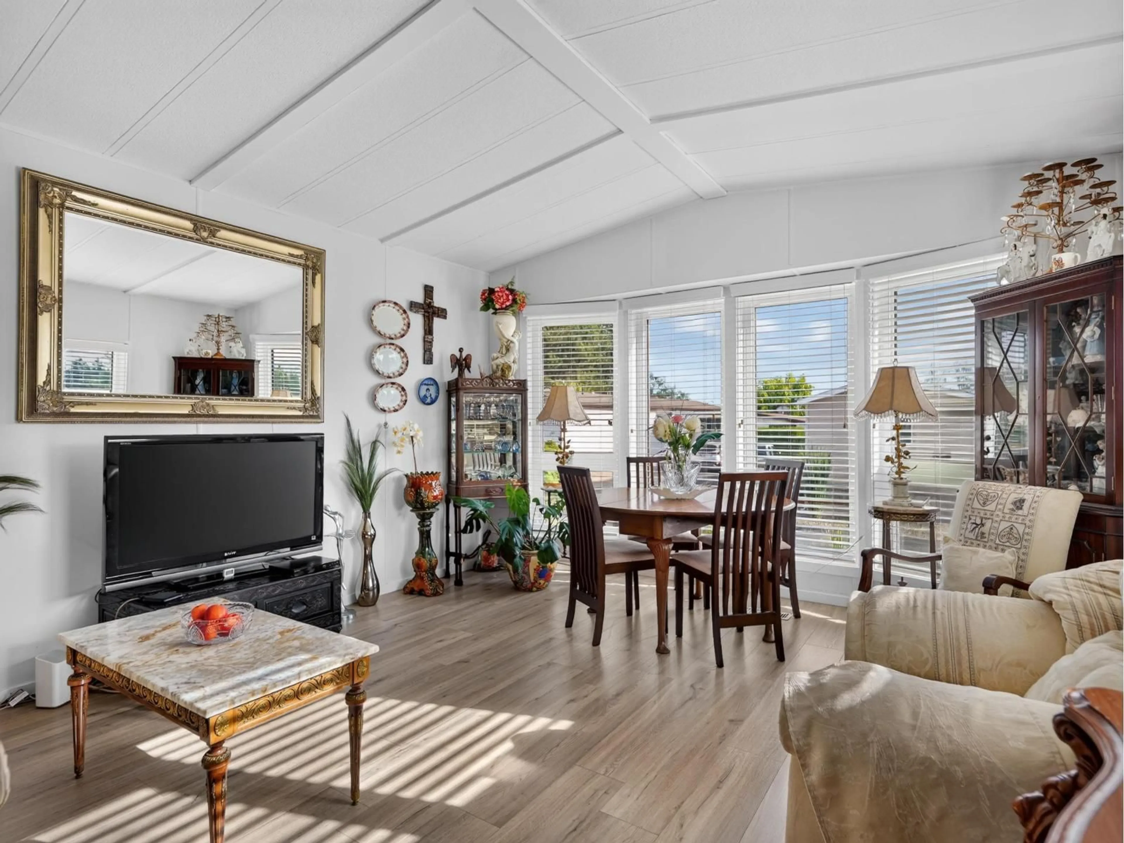 Living room with furniture, wood/laminate floor for 168 - 27111 0 AVENUE, Langley British Columbia V4W2T4