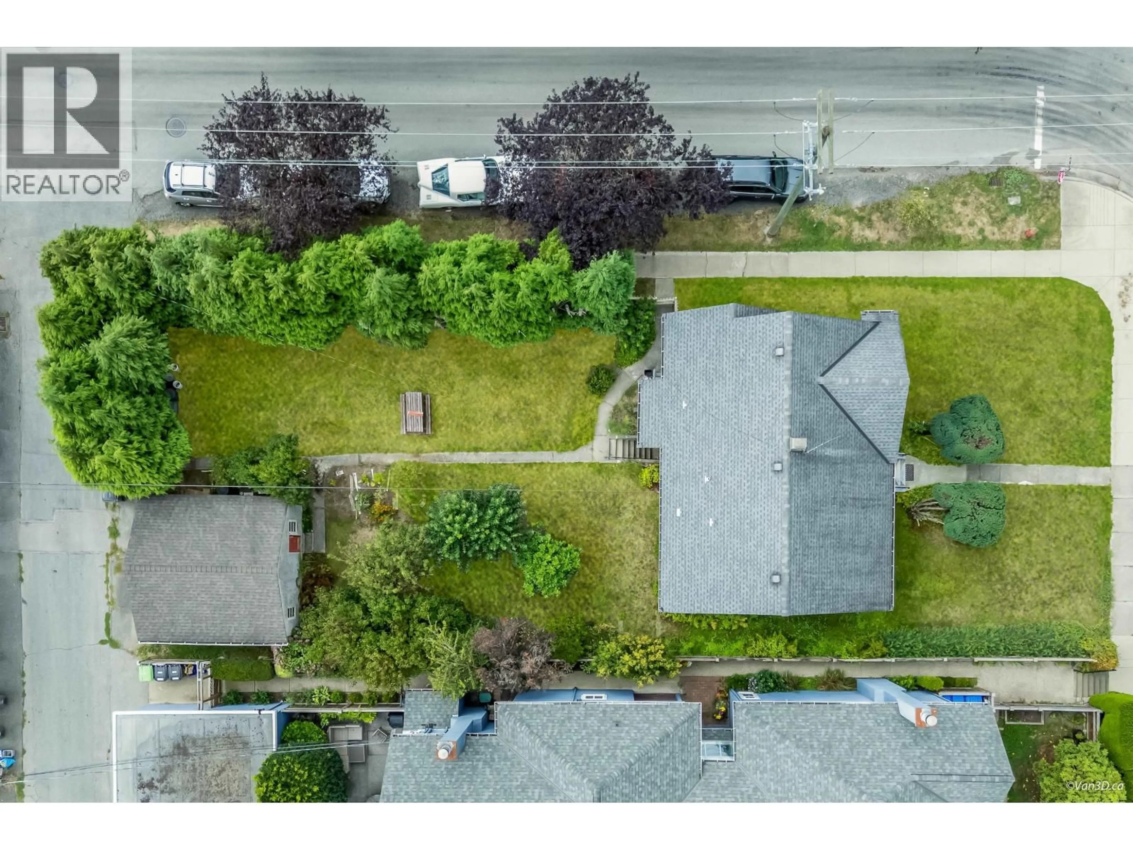 A pic from outside/outdoor area/front of a property/back of a property/a pic from drone, street for 96 16TH AVENUE, Vancouver British Columbia V5Y1Y6