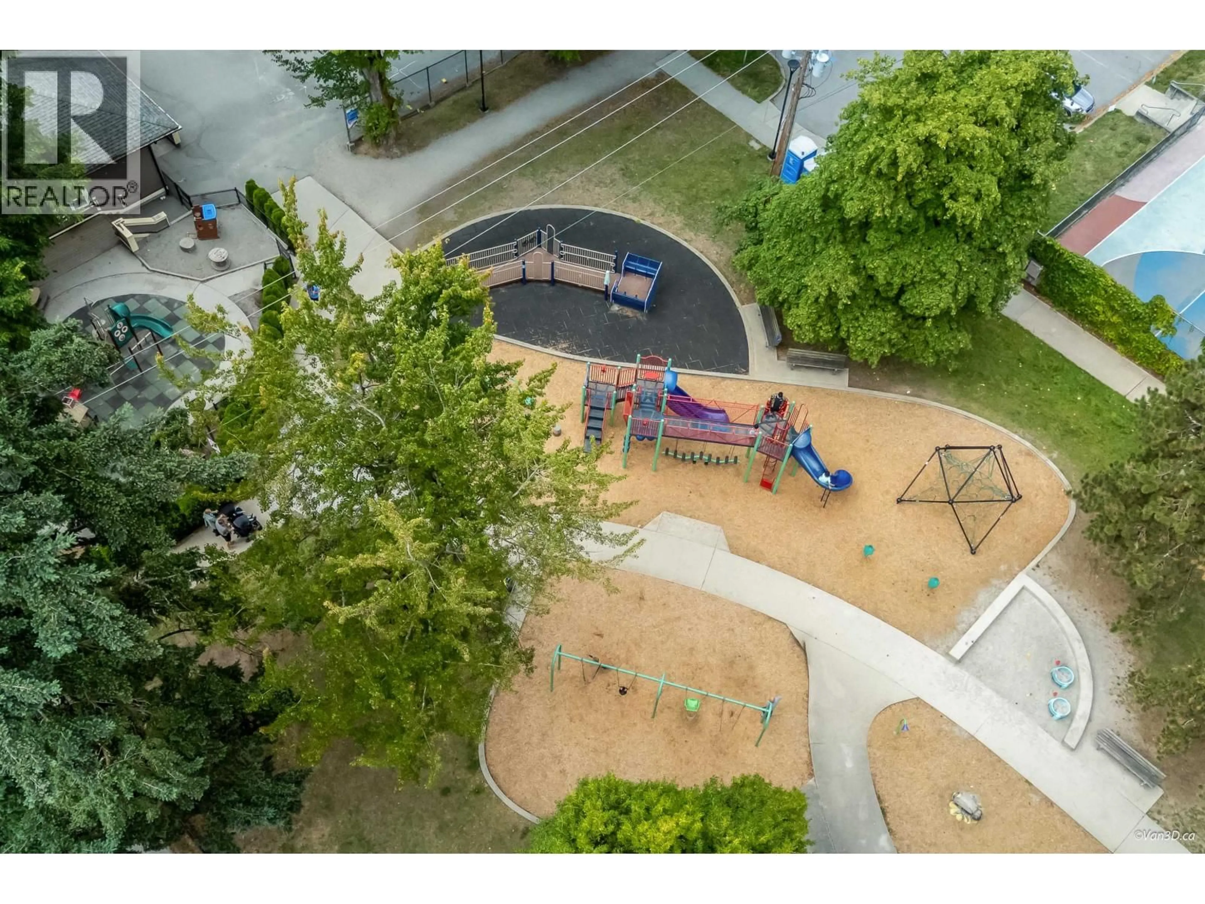 A pic from outside/outdoor area/front of a property/back of a property/a pic from drone, city buildings view from balcony for 96 16TH AVENUE, Vancouver British Columbia V5Y1Y6