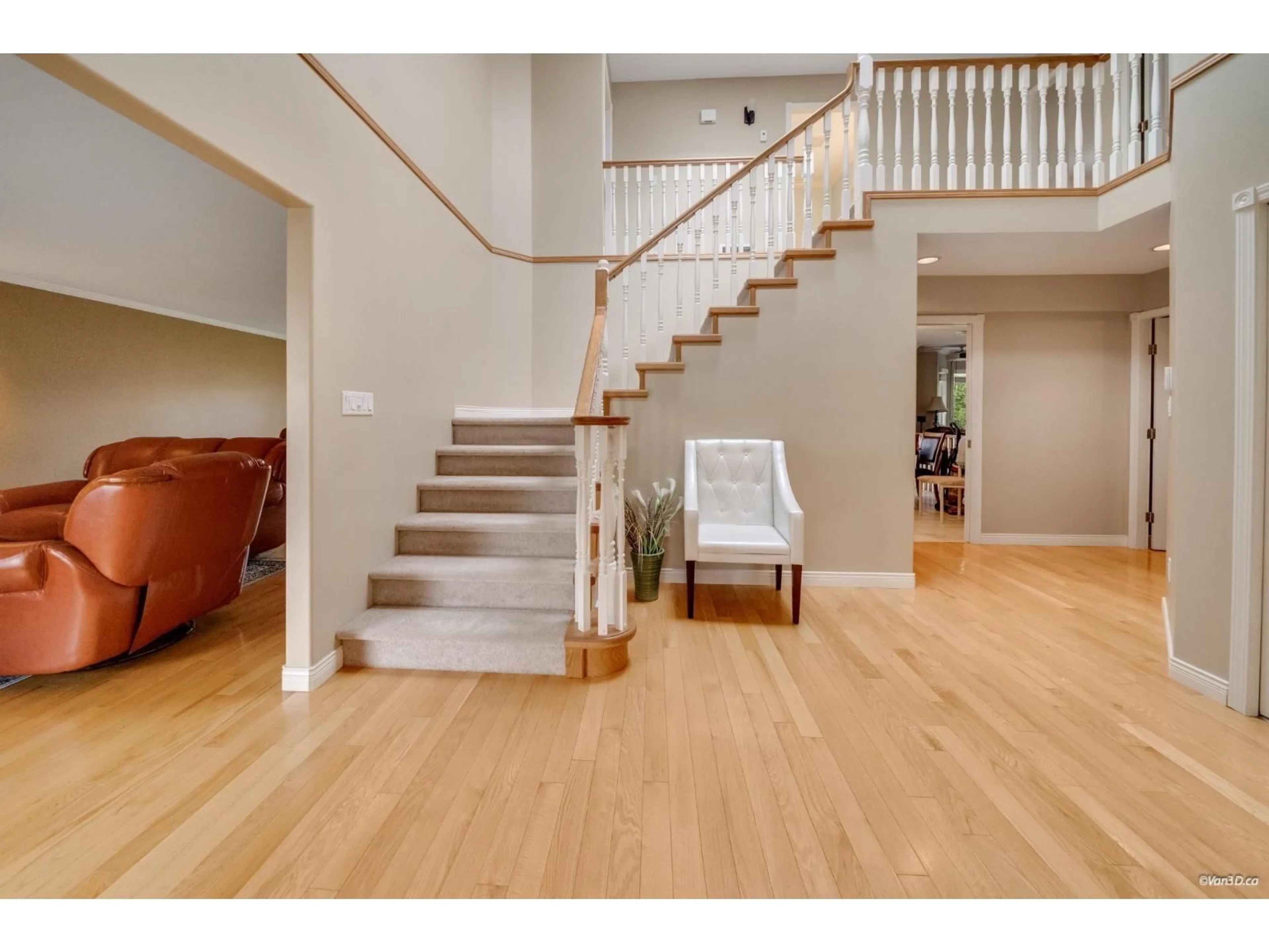 Indoor foyer for 8569 141A STREET, Surrey British Columbia V3W0S3