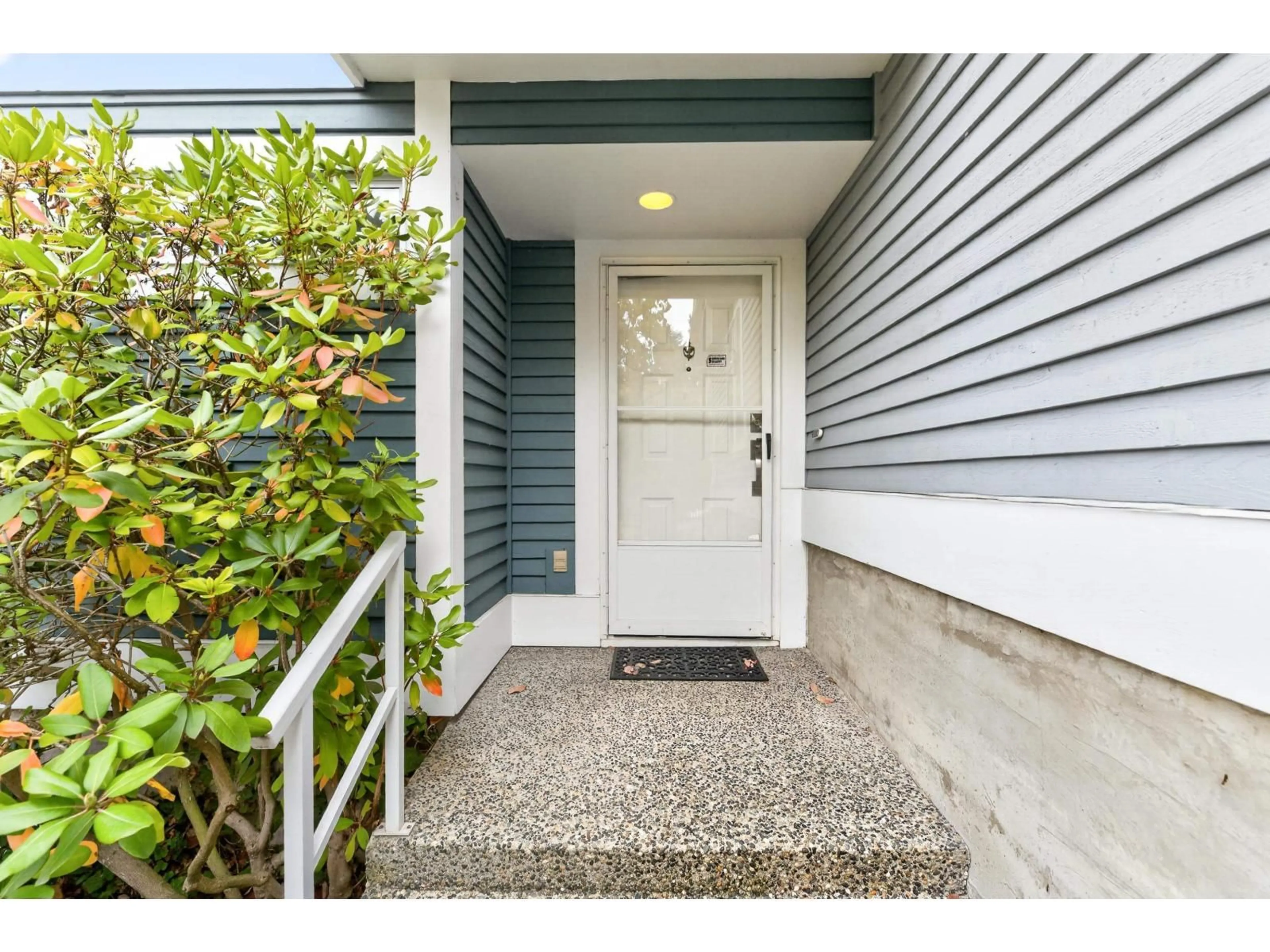 Indoor entryway for 45 - 4847 219 STREET, Langley British Columbia V3A8C1