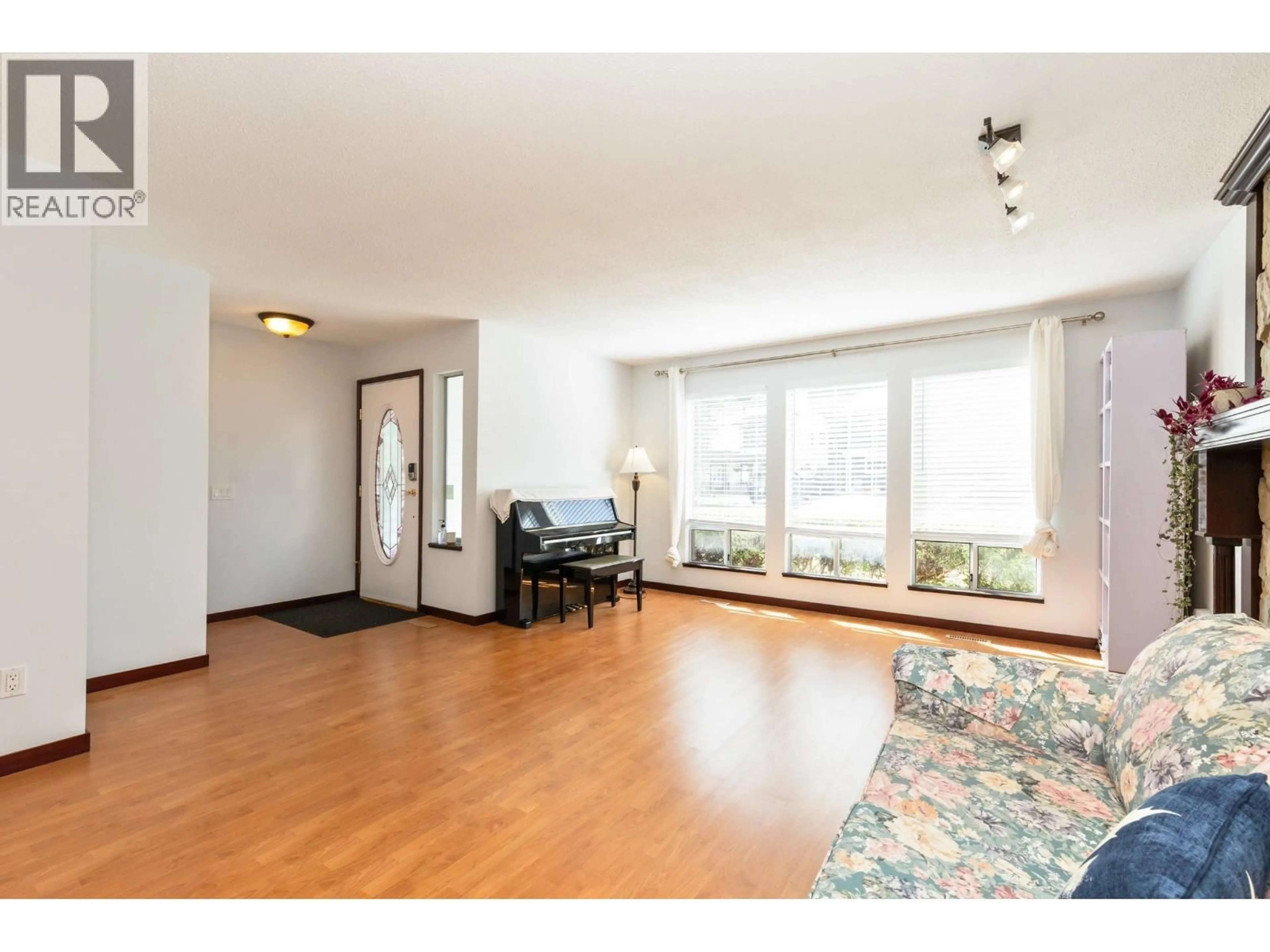 Living room with furniture, wood/laminate floor for 22687 KENDRICK LOOP, Maple Ridge British Columbia V2X8Y9