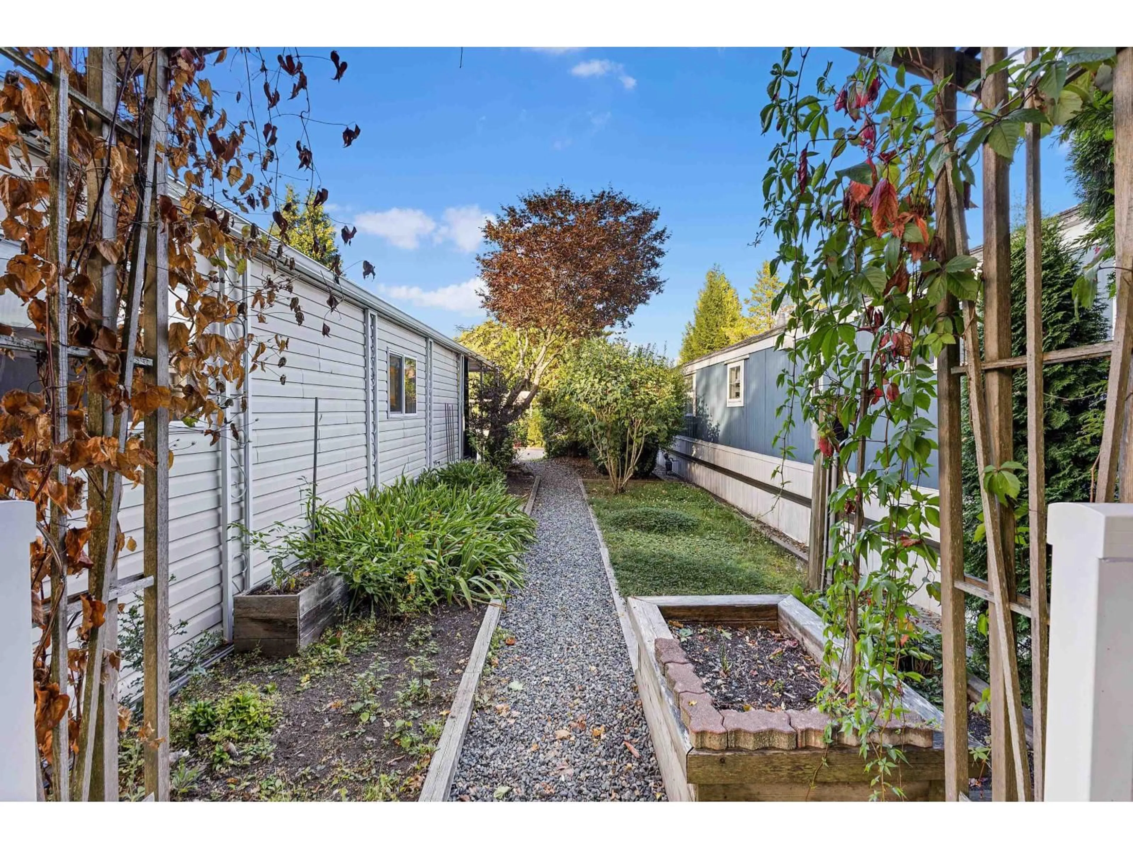 A pic from outside/outdoor area/front of a property/back of a property/a pic from drone, street for 76 - 1840 160 STREET, White Rock British Columbia V3T0P9