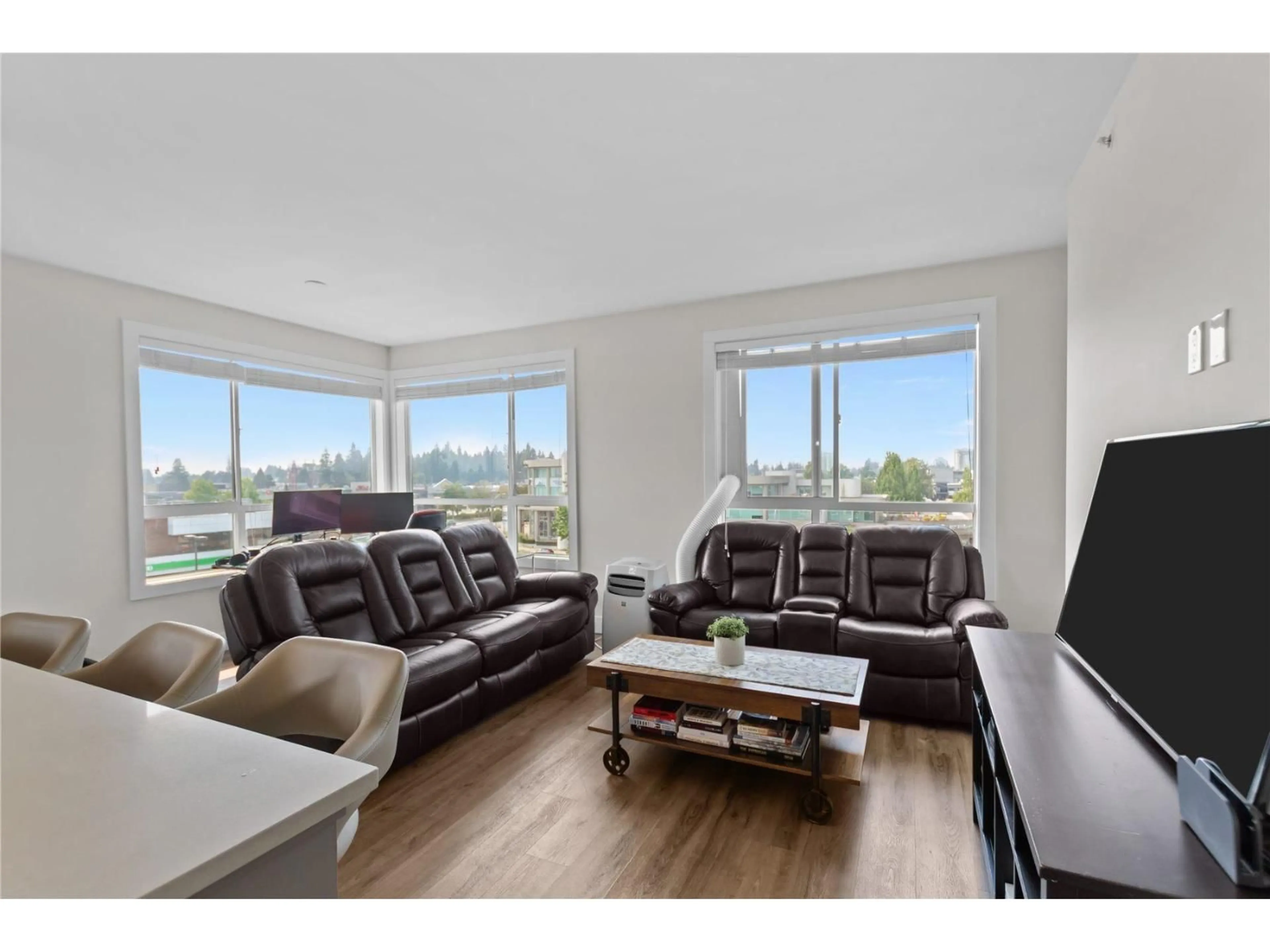 Living room with furniture, unknown for 512 - 32838 VENTURA AVENUE, Abbotsford British Columbia V2S0M5
