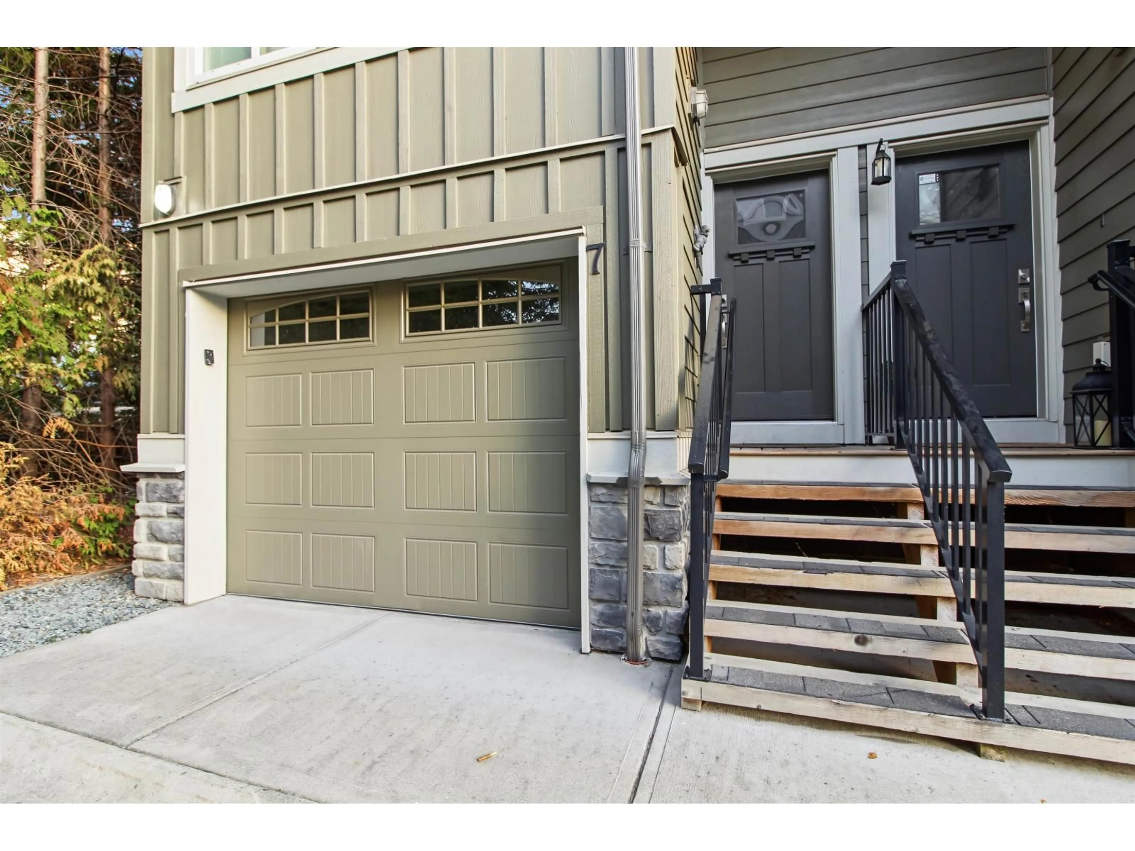 Indoor entryway for 7 - 3266 147 STREET, Surrey British Columbia V4P1Z8