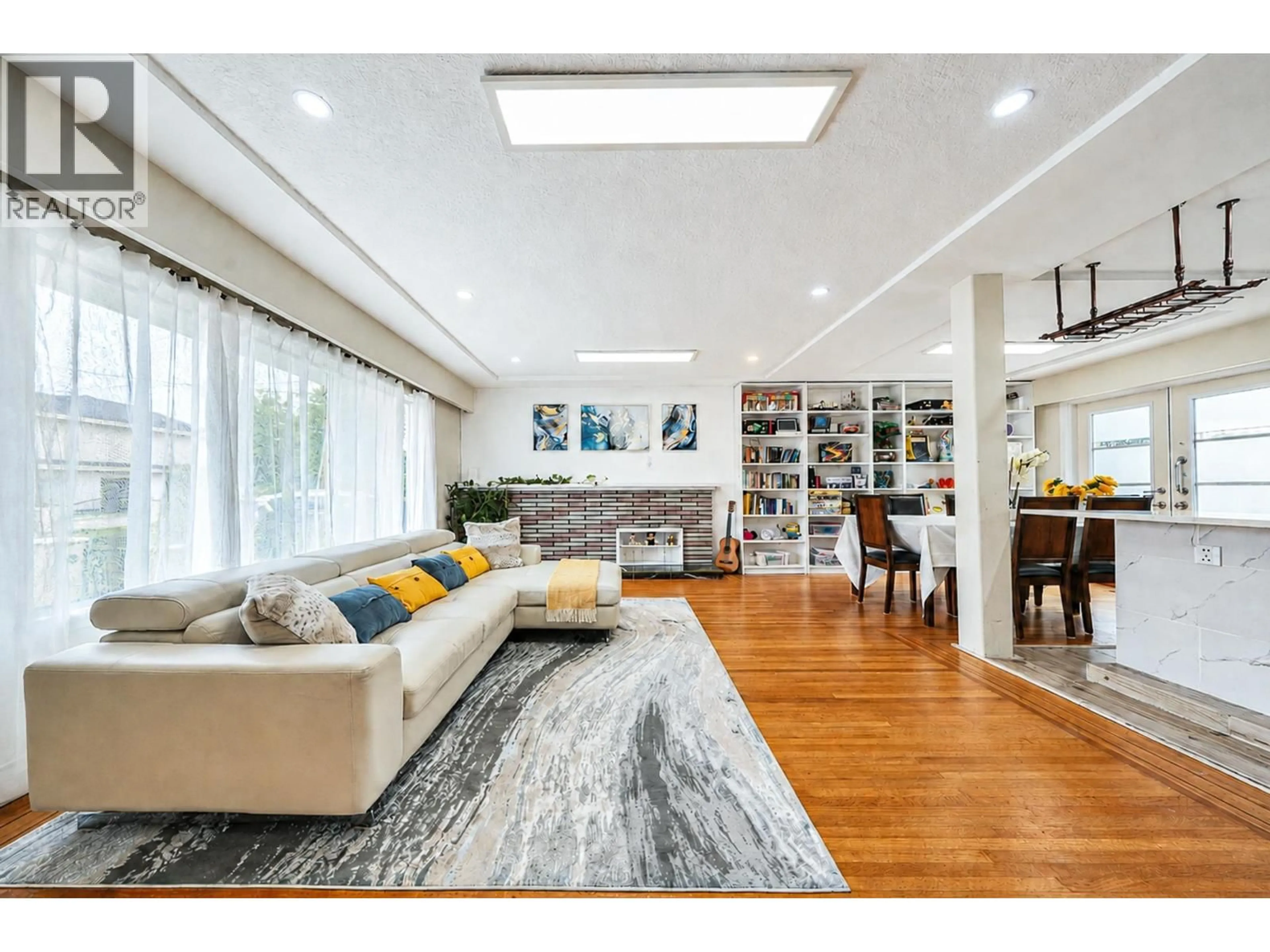 Living room with furniture, wood/laminate floor for 8260 ELSMORE ROAD, Richmond British Columbia V7C2A1