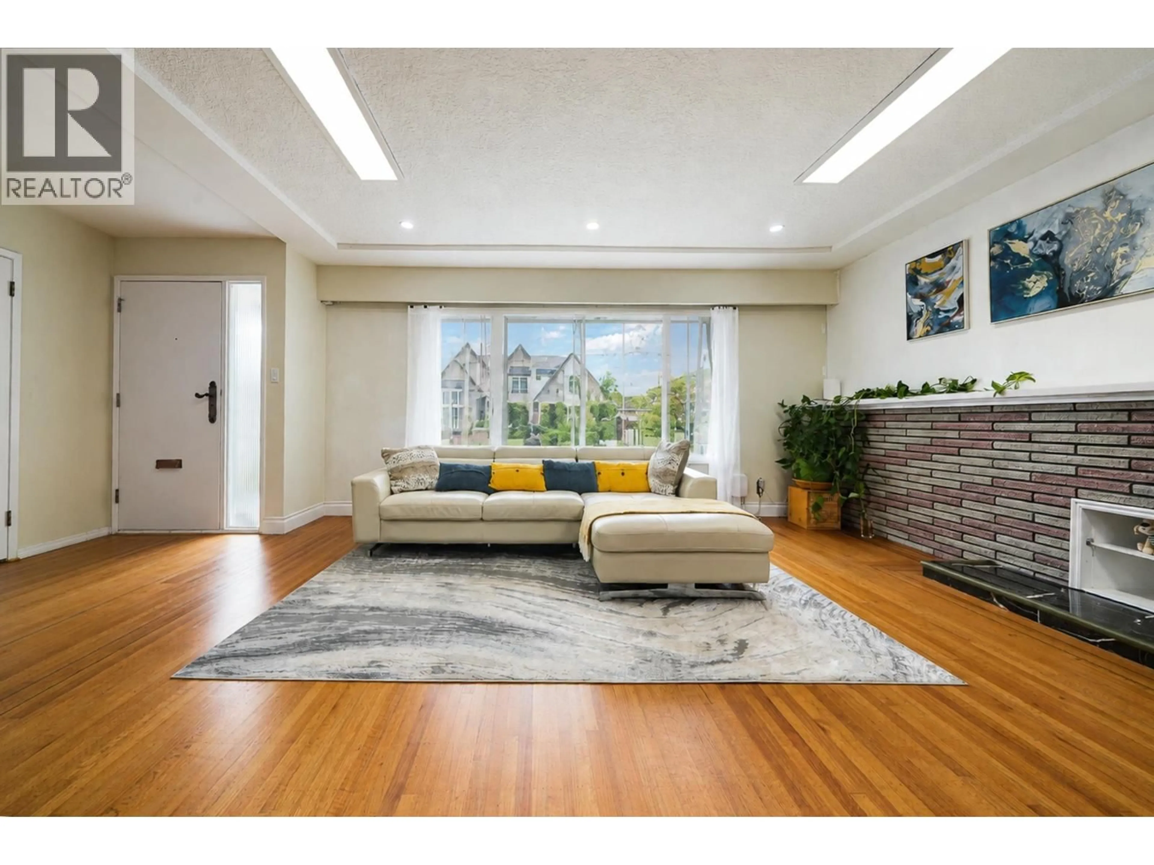 Living room with furniture, unknown for 8260 ELSMORE ROAD, Richmond British Columbia V7C2A1