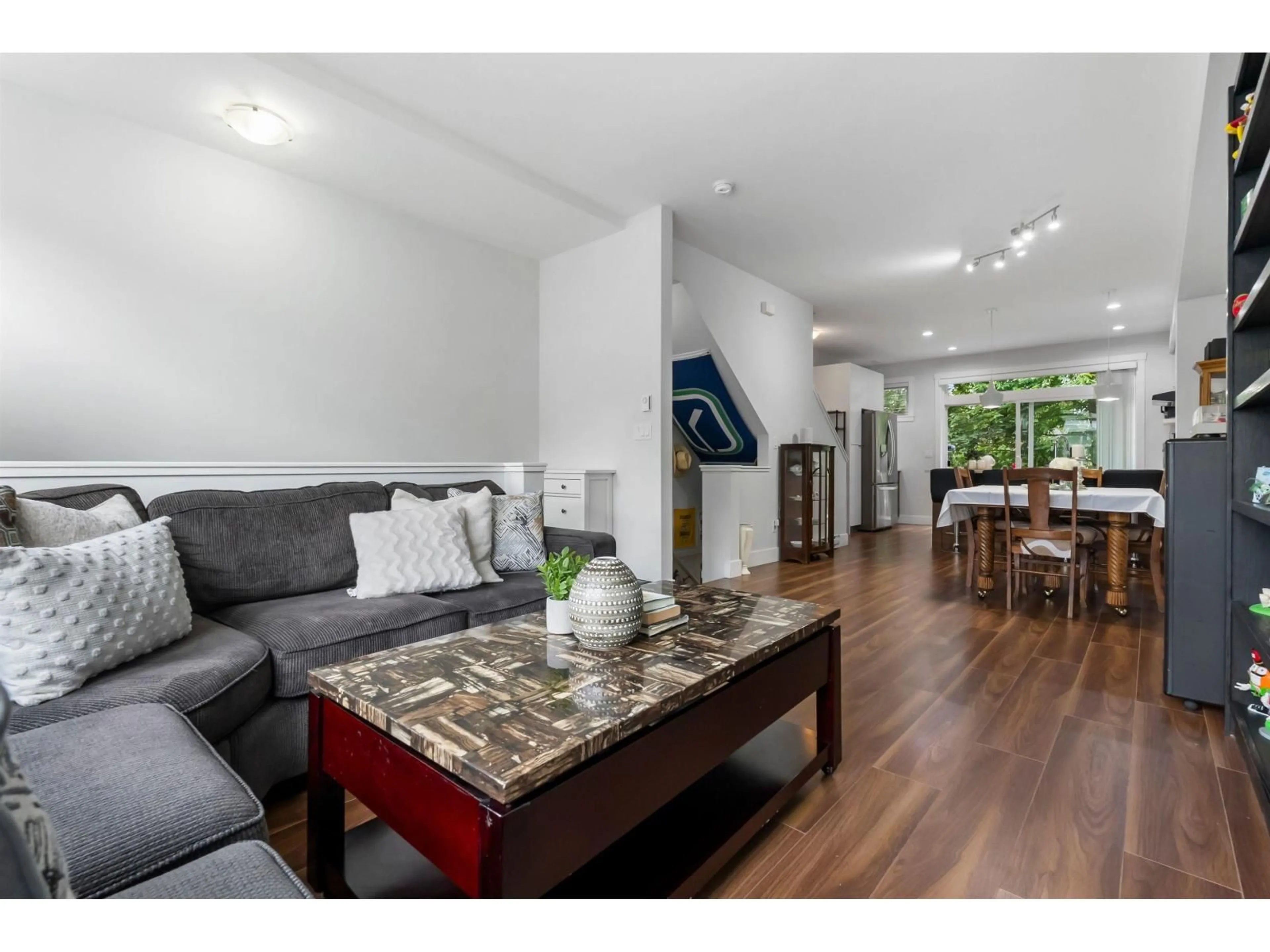 Living room with furniture, wood/laminate floor for 66 - 14433 60 AVENUE, Surrey British Columbia V3S1R4