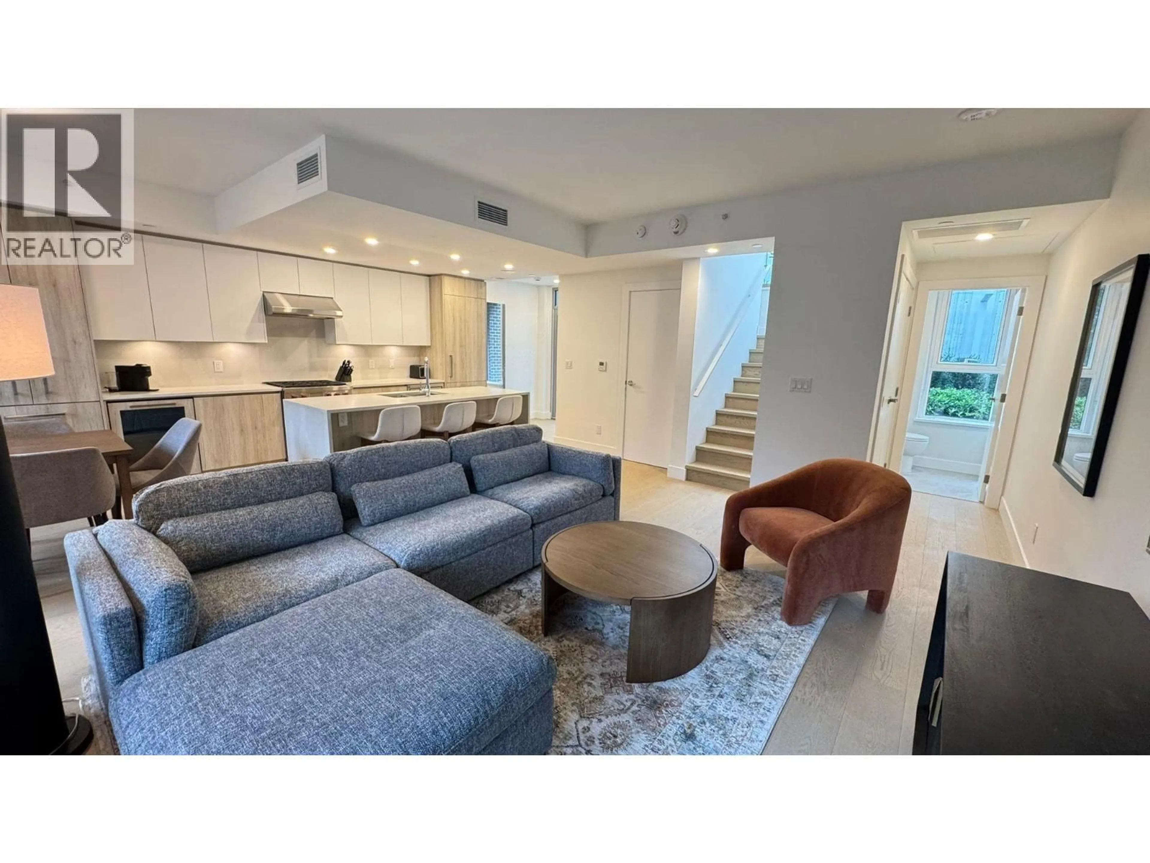 Living room with furniture, unknown for 114 - 423 6TH STREET, West Vancouver British Columbia V7T0A1
