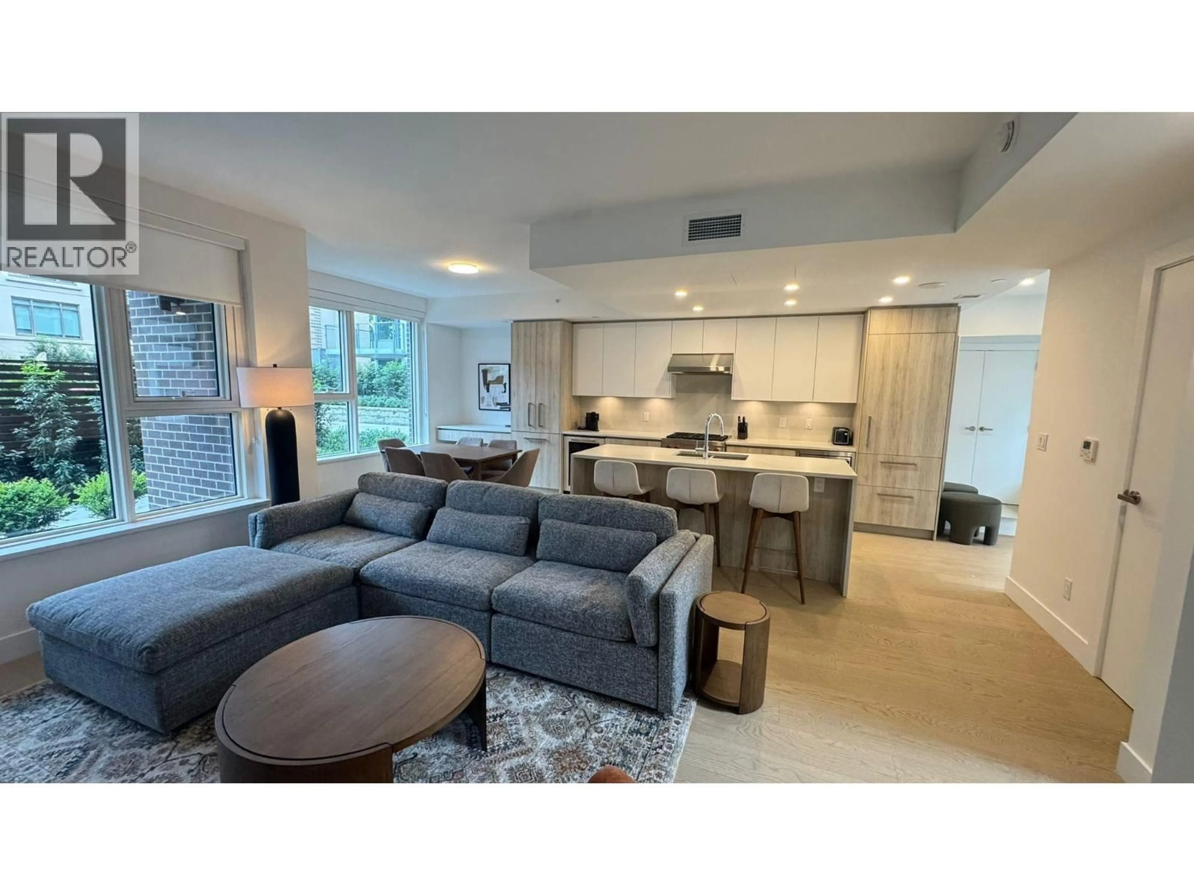 Living room with furniture, unknown for 114 - 423 6TH STREET, West Vancouver British Columbia V7T0A1