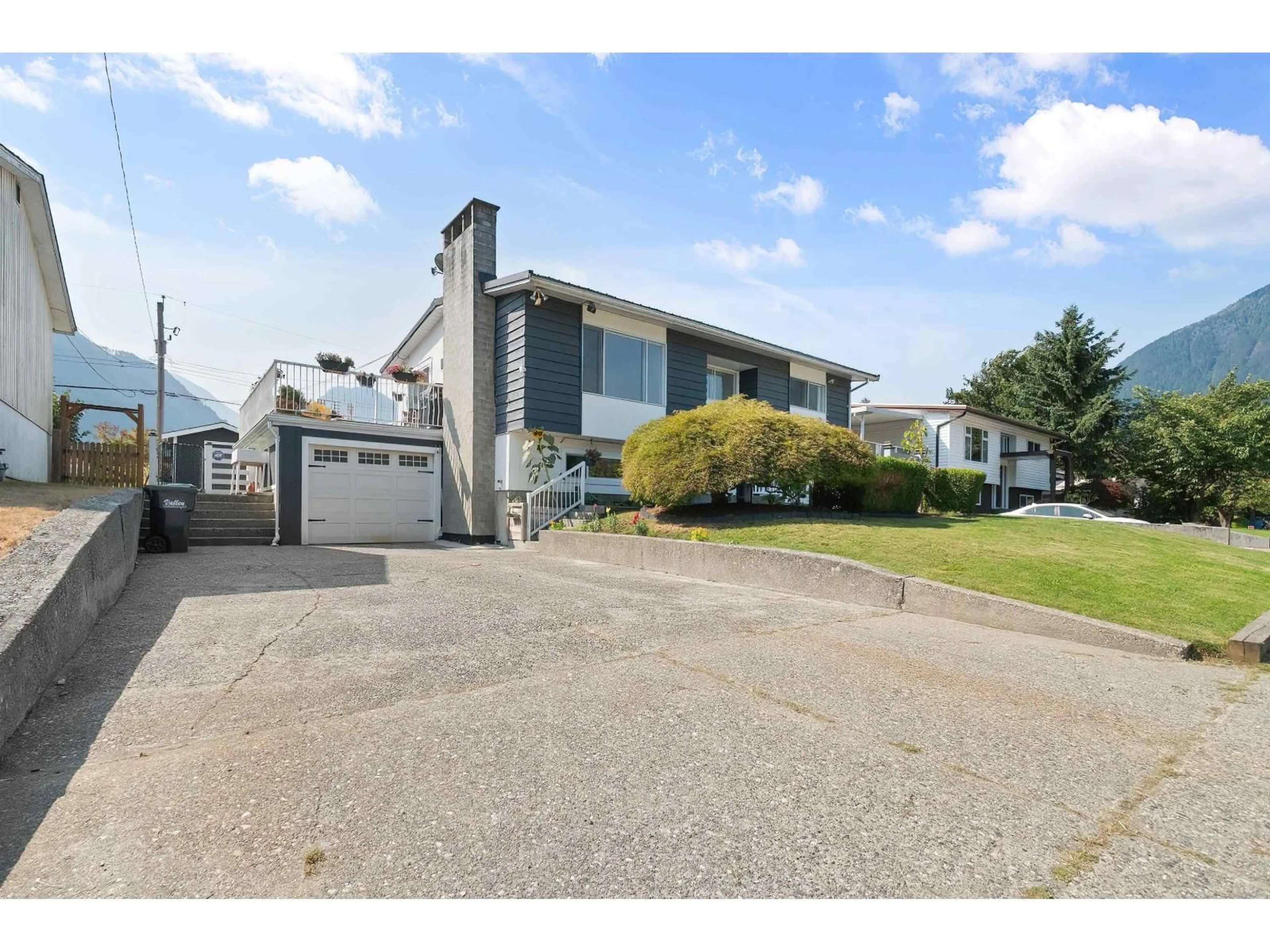 A pic from outside/outdoor area/front of a property/back of a property/a pic from drone, street for 630 THACKER AVENUE, Hope British Columbia V0X1L0