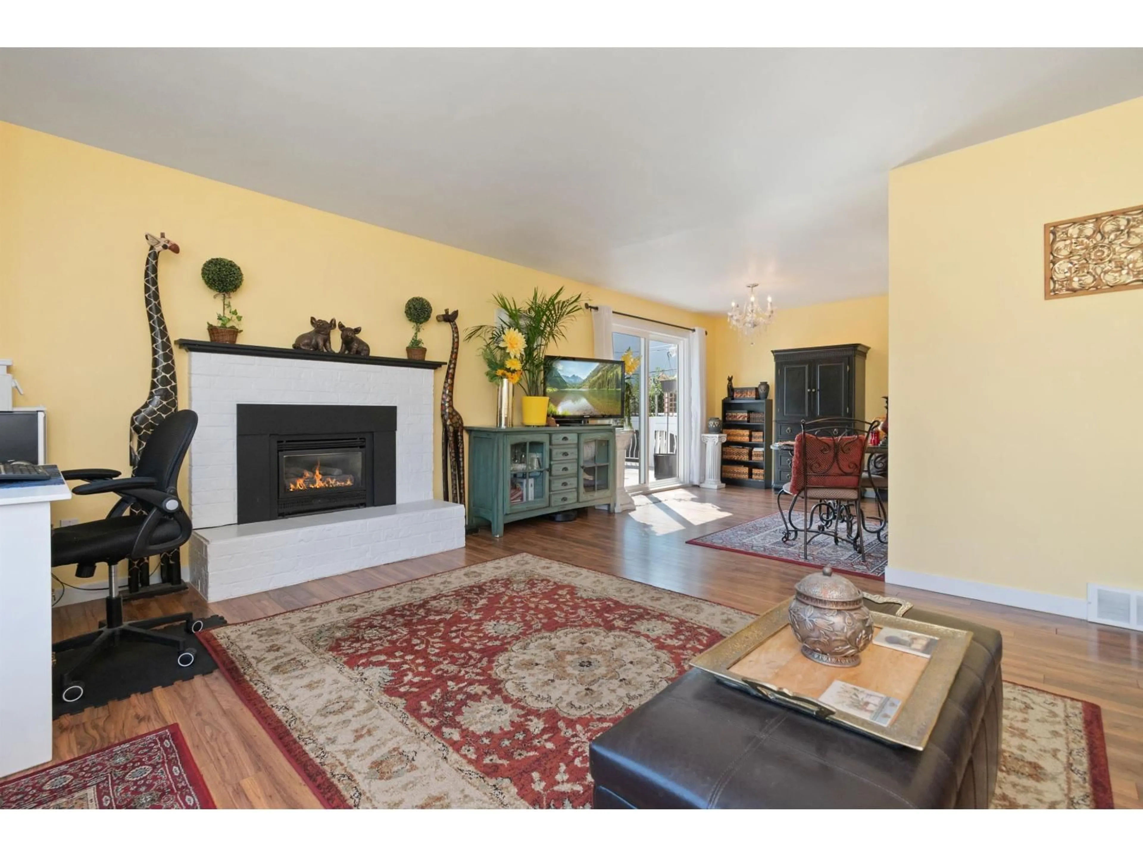 Living room with furniture, unknown for 630 THACKER AVENUE, Hope British Columbia V0X1L0