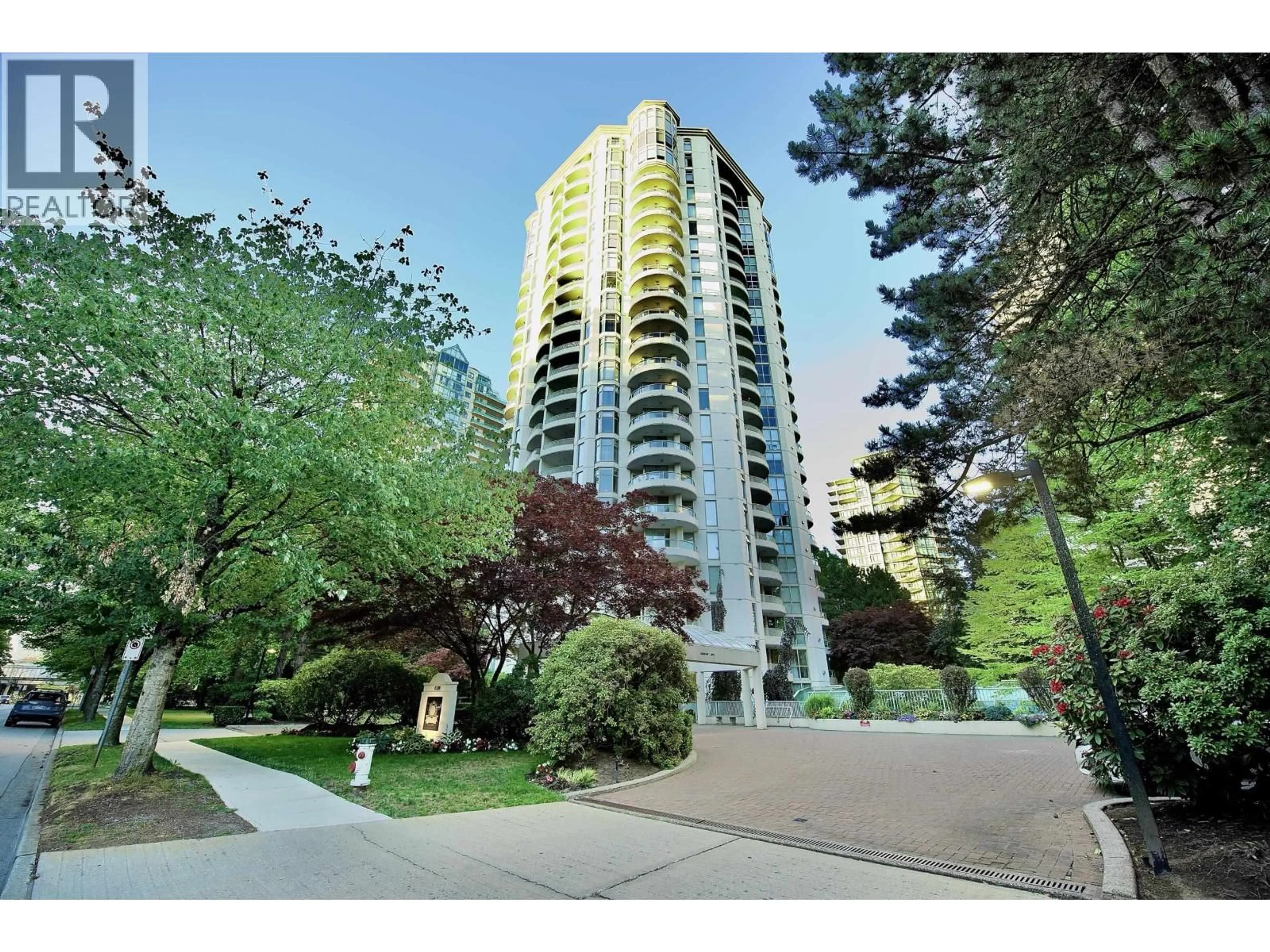 Indoor foyer for 105 - 6188 PATTERSON AVENUE, Burnaby British Columbia V5H2N1