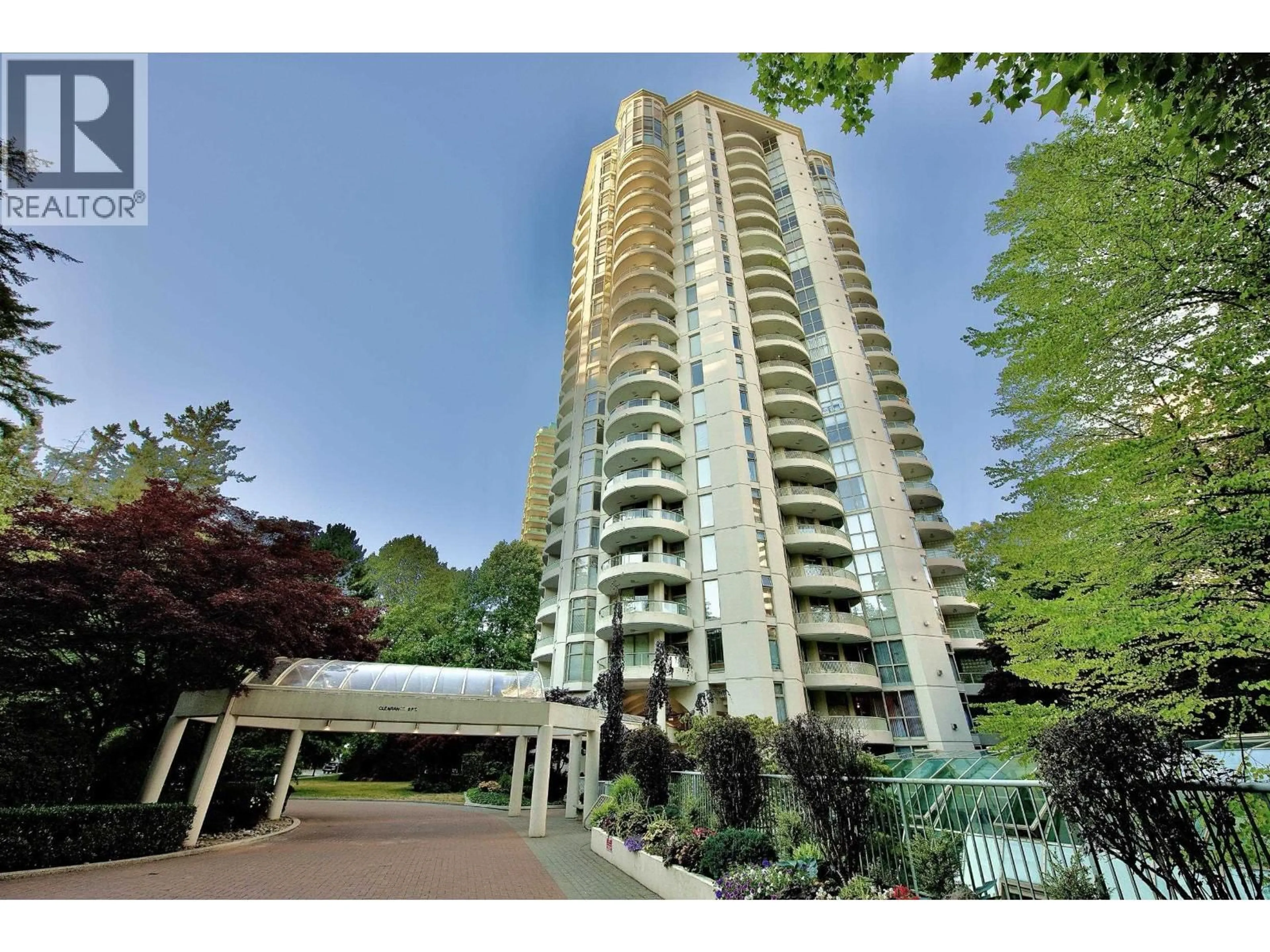 Indoor foyer for 105 - 6188 PATTERSON AVENUE, Burnaby British Columbia V5H2N1