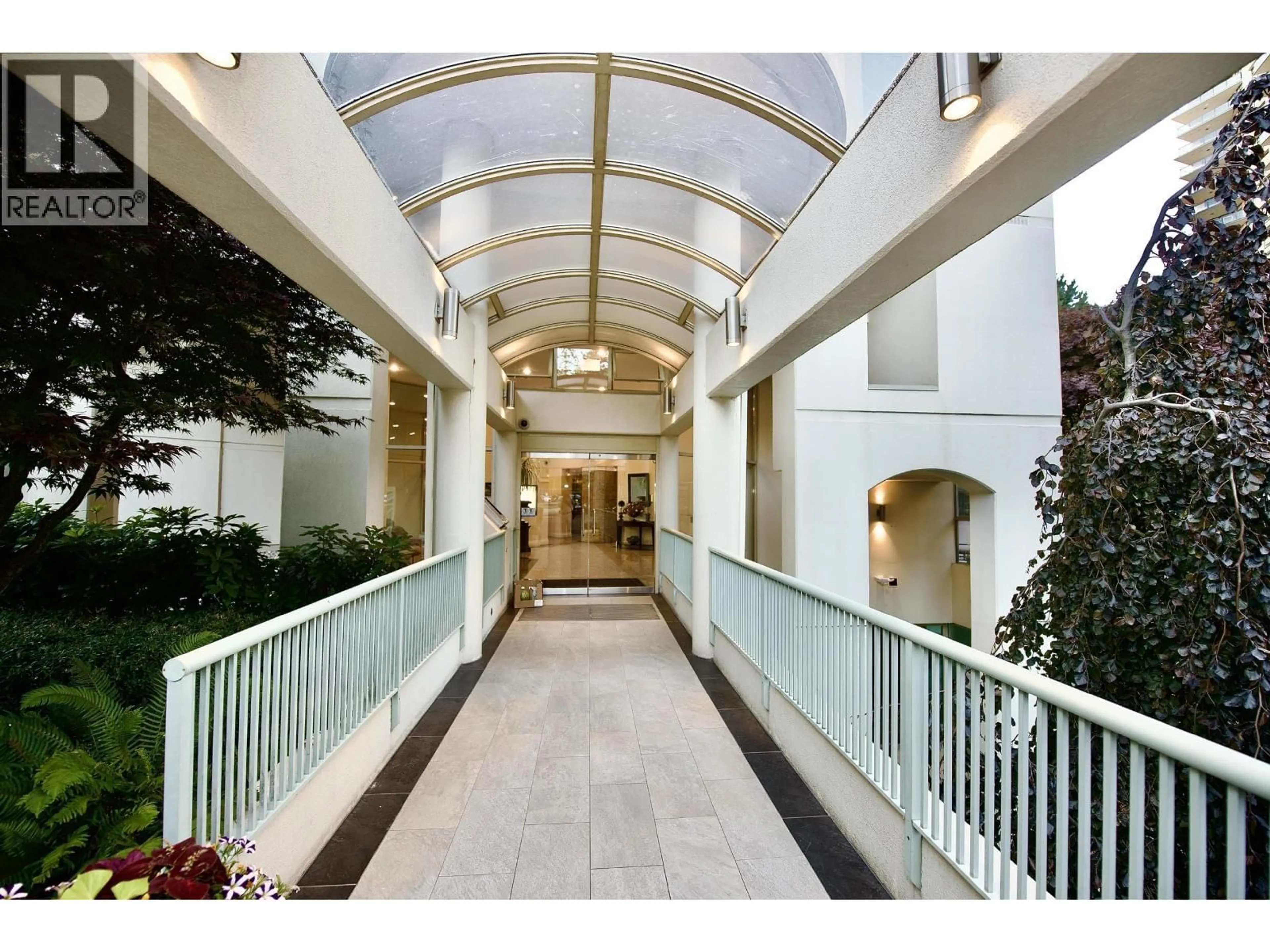 Indoor foyer for 105 - 6188 PATTERSON AVENUE, Burnaby British Columbia V5H2N1