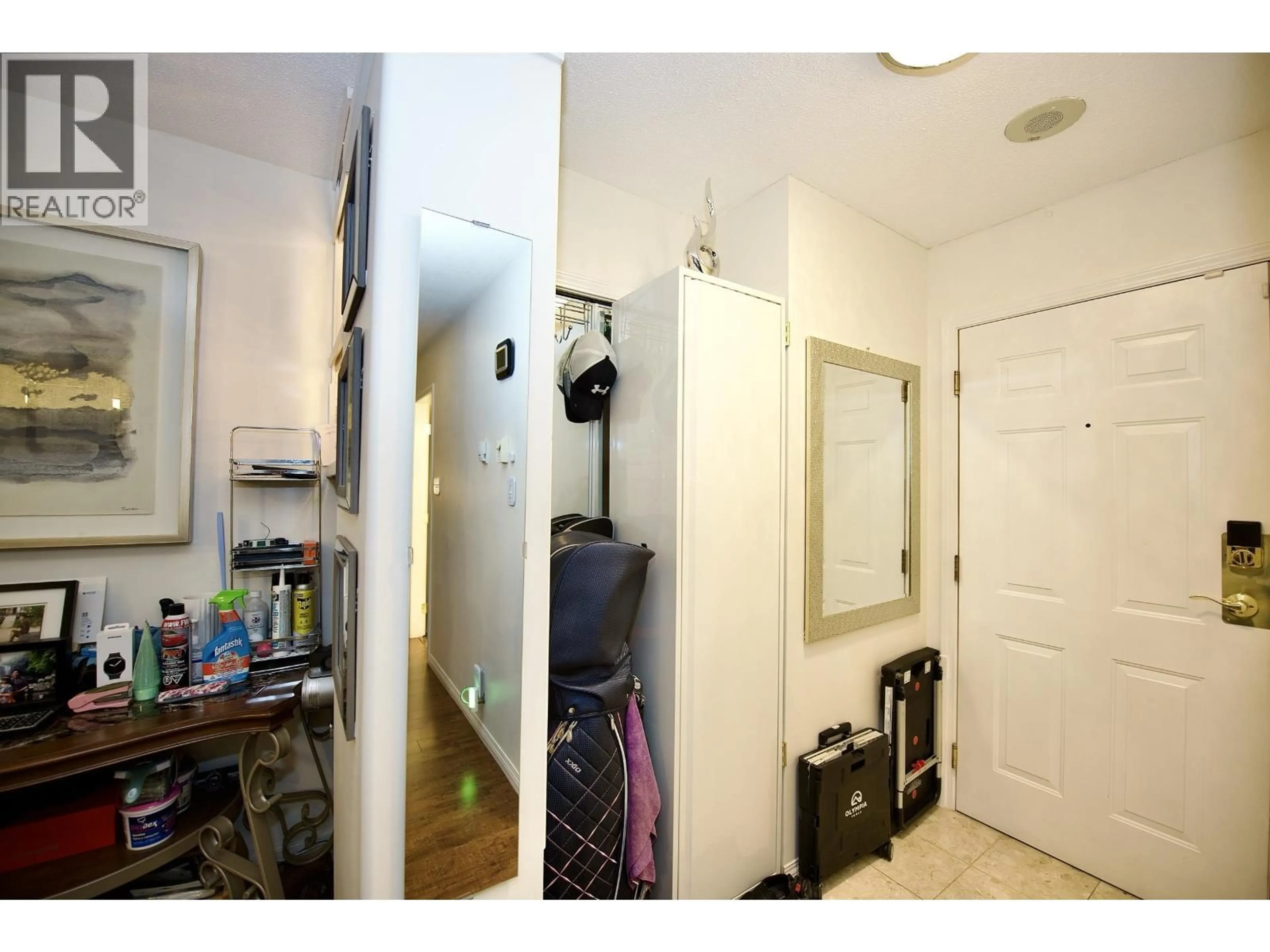 Indoor entryway for 105 - 6188 PATTERSON AVENUE, Burnaby British Columbia V5H2N1