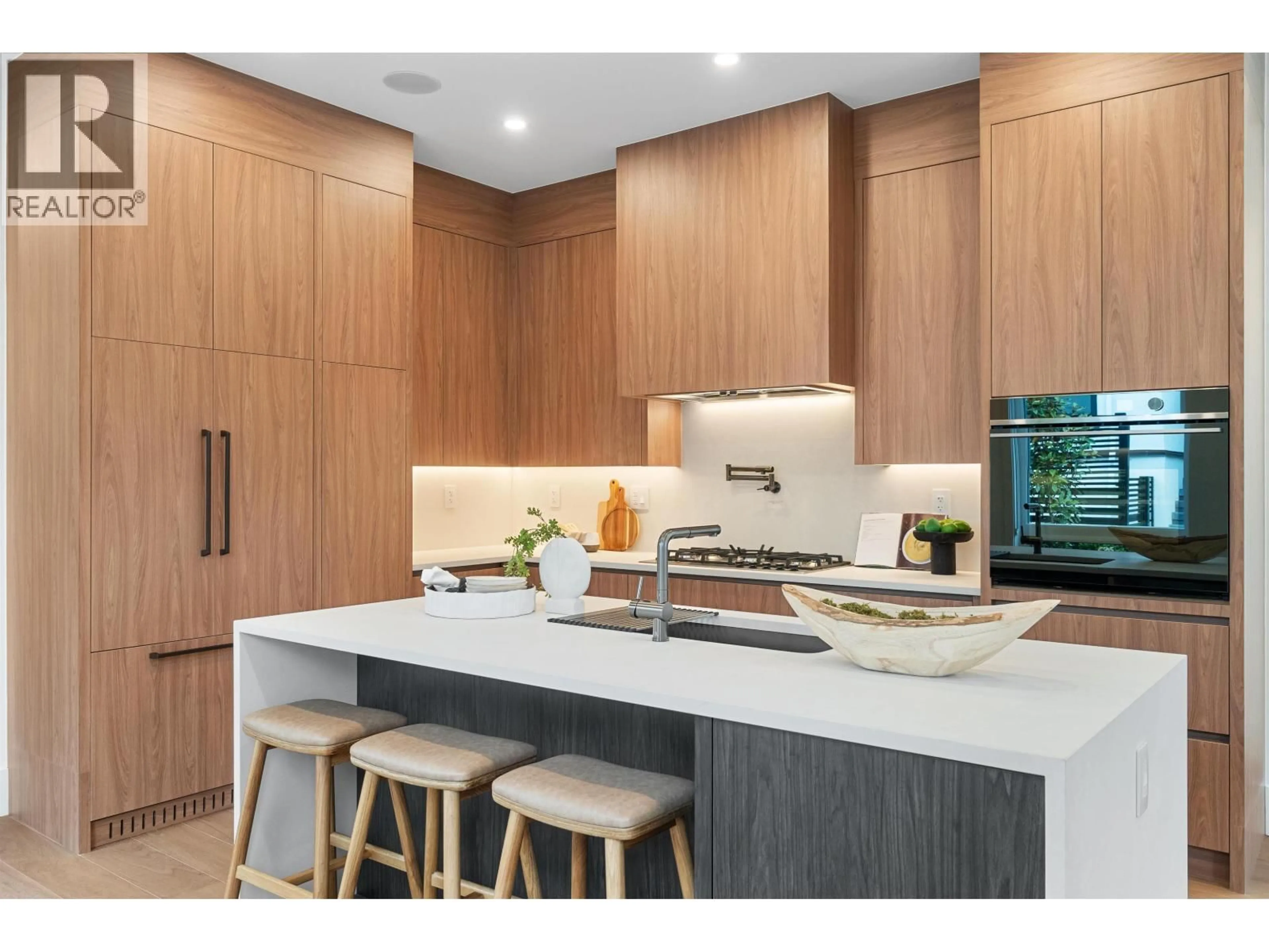 Contemporary kitchen, wood/laminate floor for 948 57TH AVENUE, Vancouver British Columbia V6P1S3