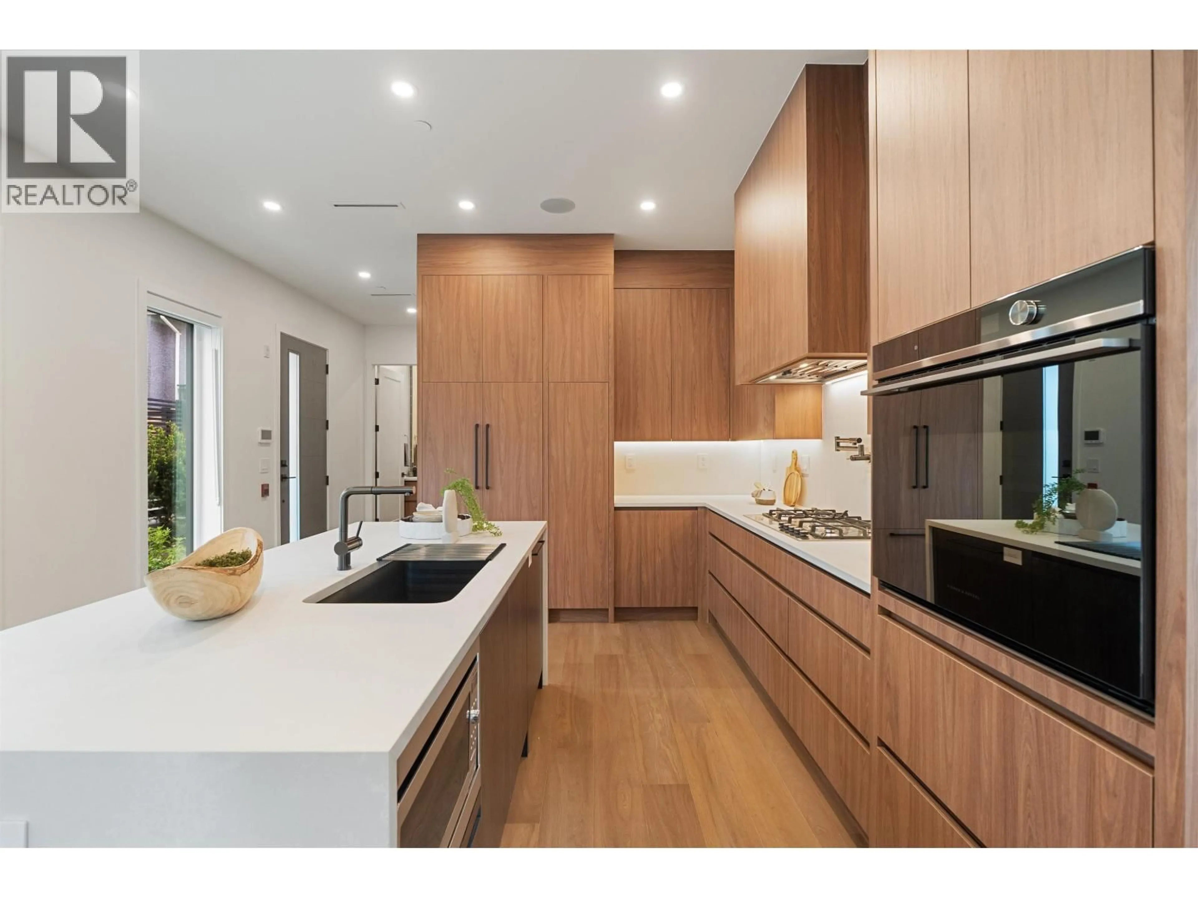 Contemporary kitchen, wood/laminate floor for 948 57TH AVENUE, Vancouver British Columbia V6P1S3