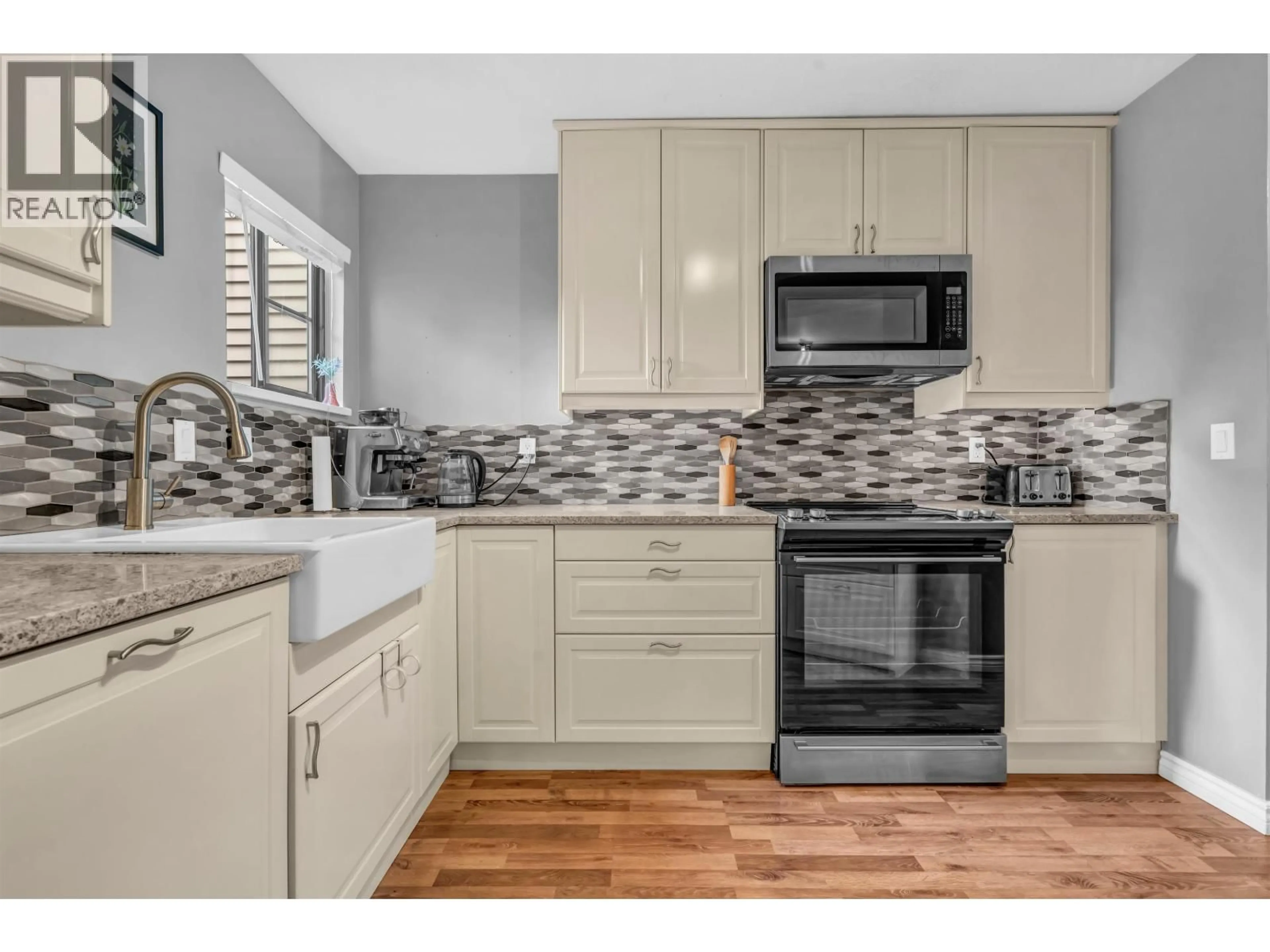 Open concept kitchen, ceramic/tile floor for 3 - 98 BEGIN STREET, Coquitlam British Columbia V3K6M9