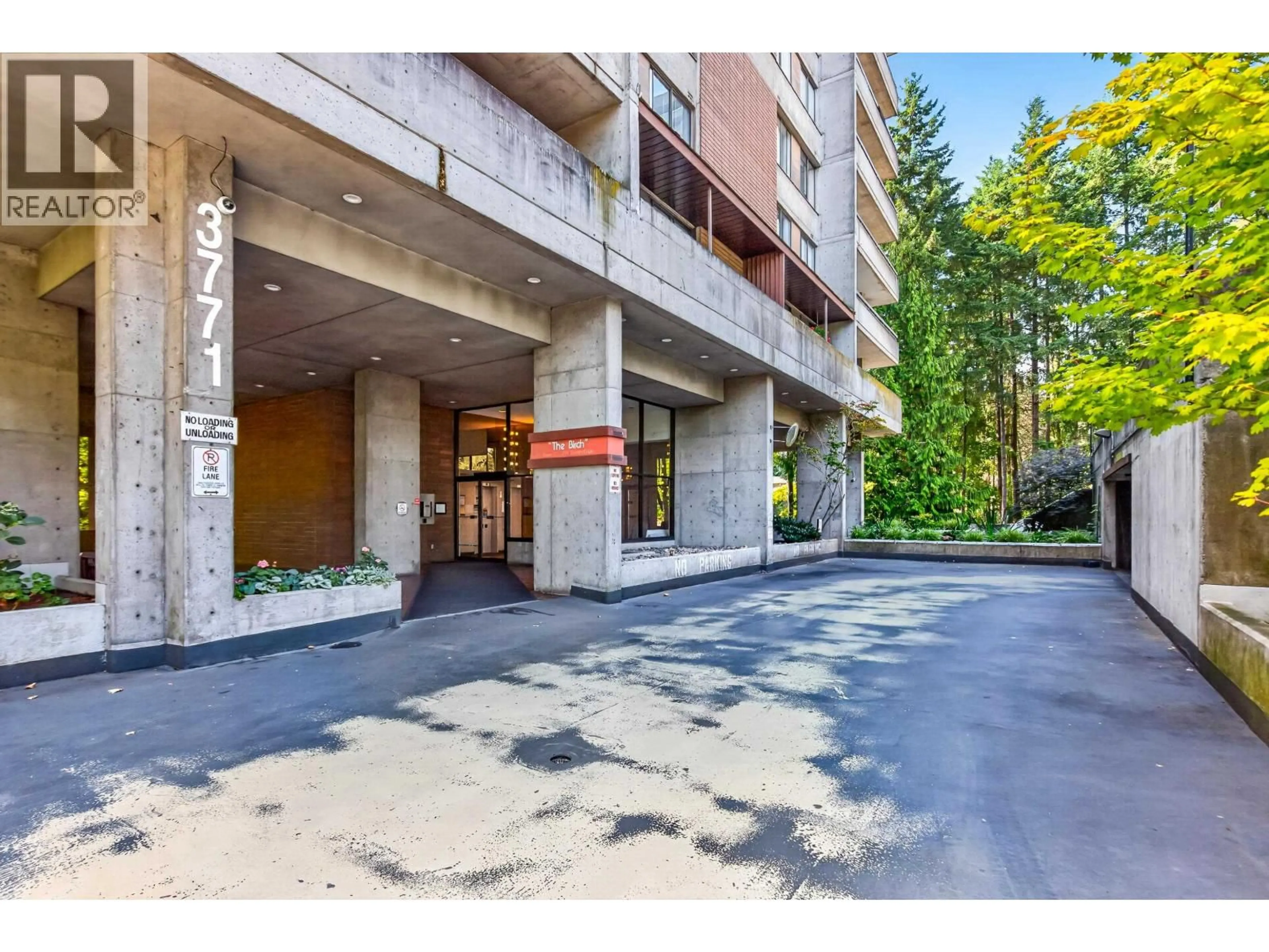 Indoor foyer for 1601 - 3771 BARTLETT COURT, Burnaby British Columbia V3J7G8