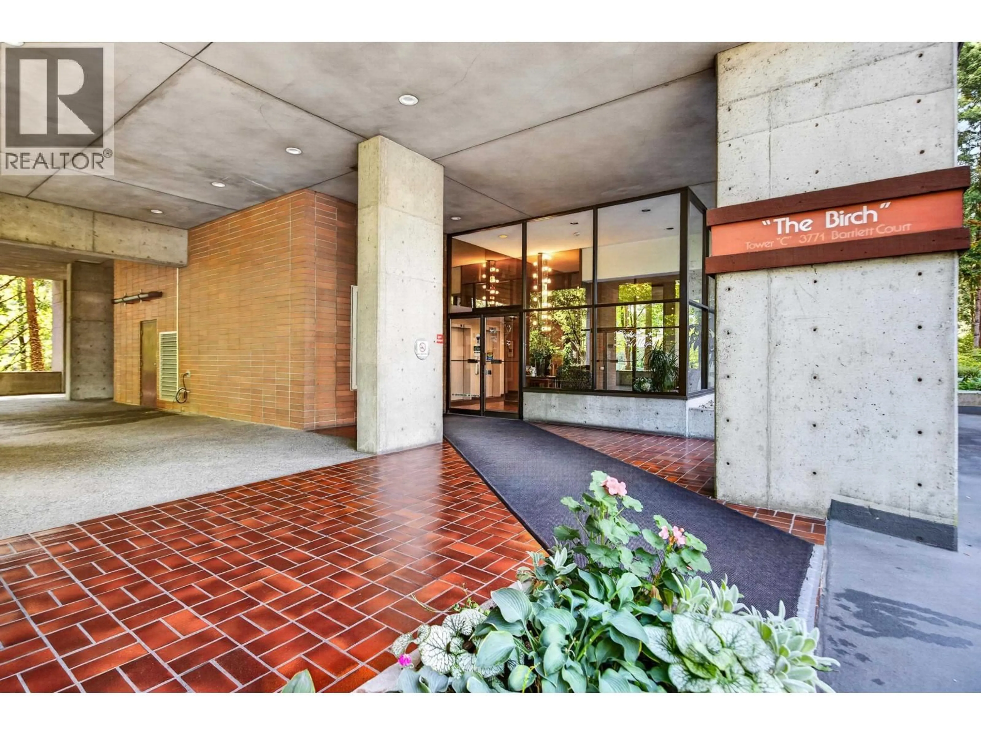 Indoor foyer for 1601 - 3771 BARTLETT COURT, Burnaby British Columbia V3J7G8