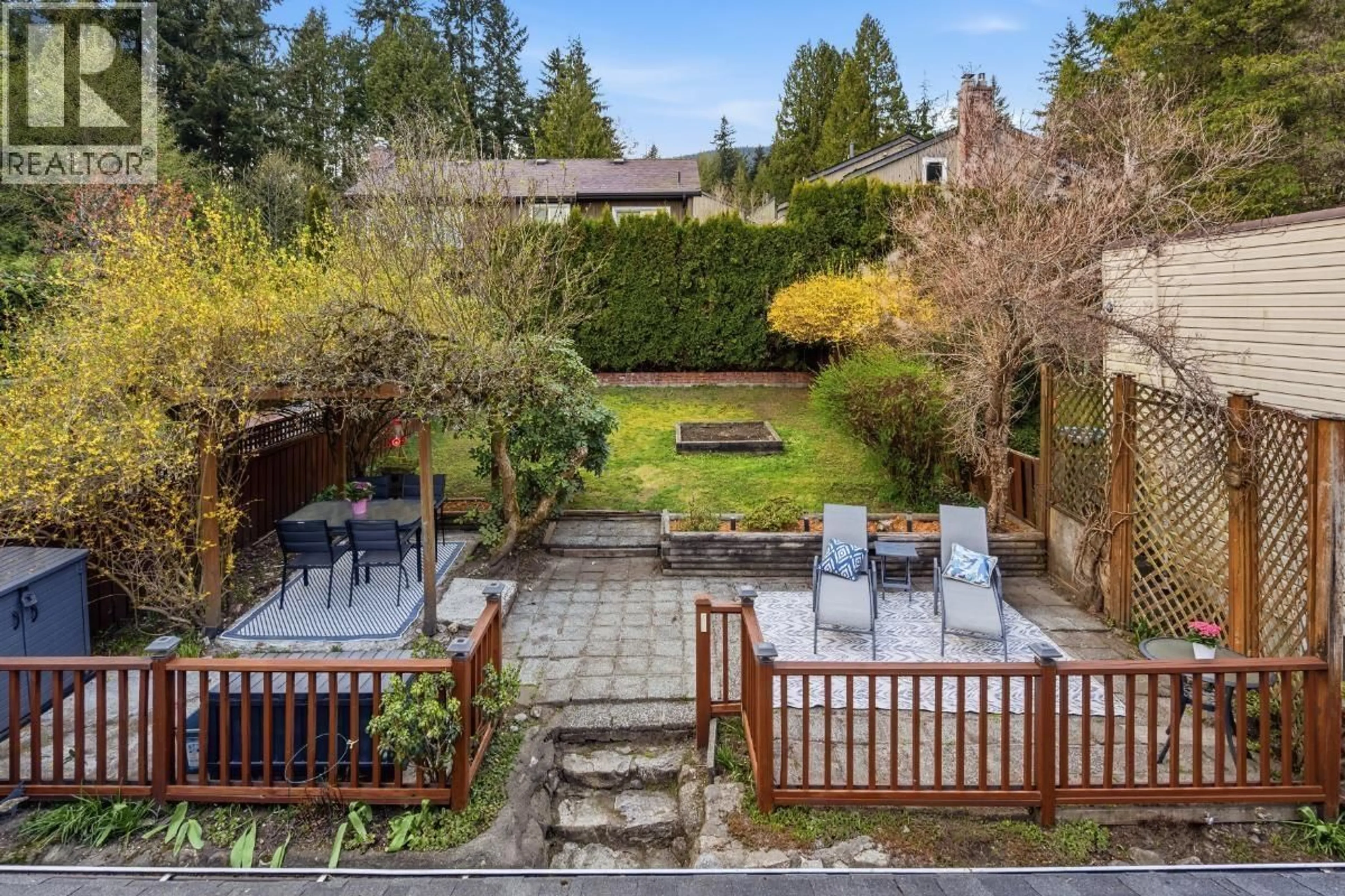 A pic from outside/outdoor area/front of a property/back of a property/a pic from drone, street for 272 OSBORNE ROAD, North Vancouver British Columbia V7N1M1