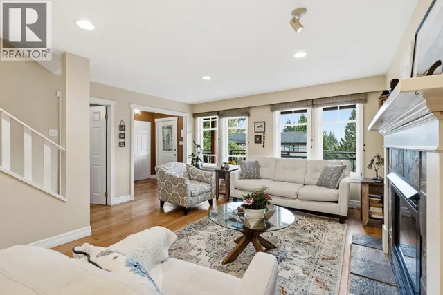 272 OSBORNE ROAD, North Vancouver 4