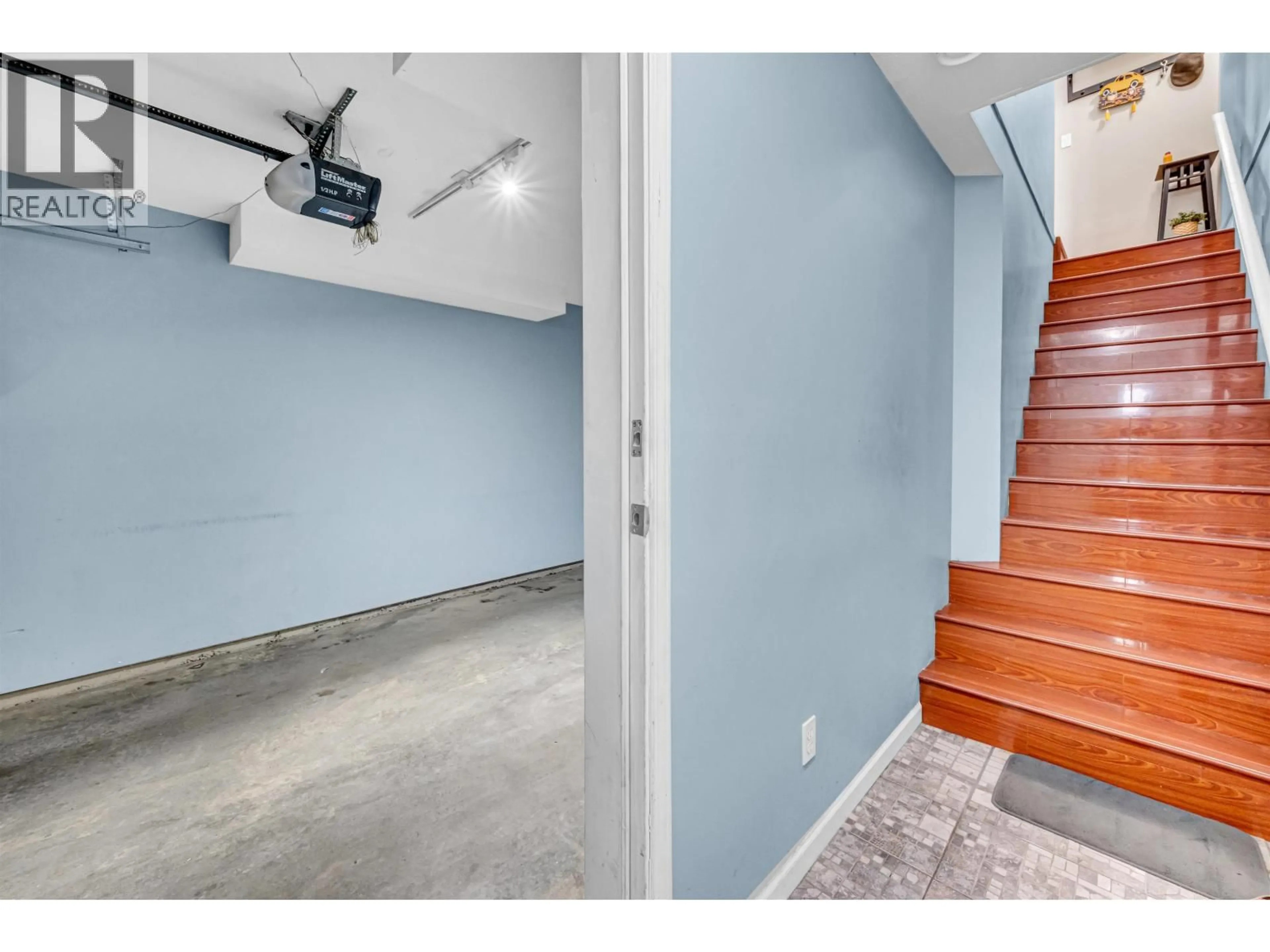 Indoor entryway for 6 - 1010 EWEN AVENUE, New Westminster British Columbia V3M5C9