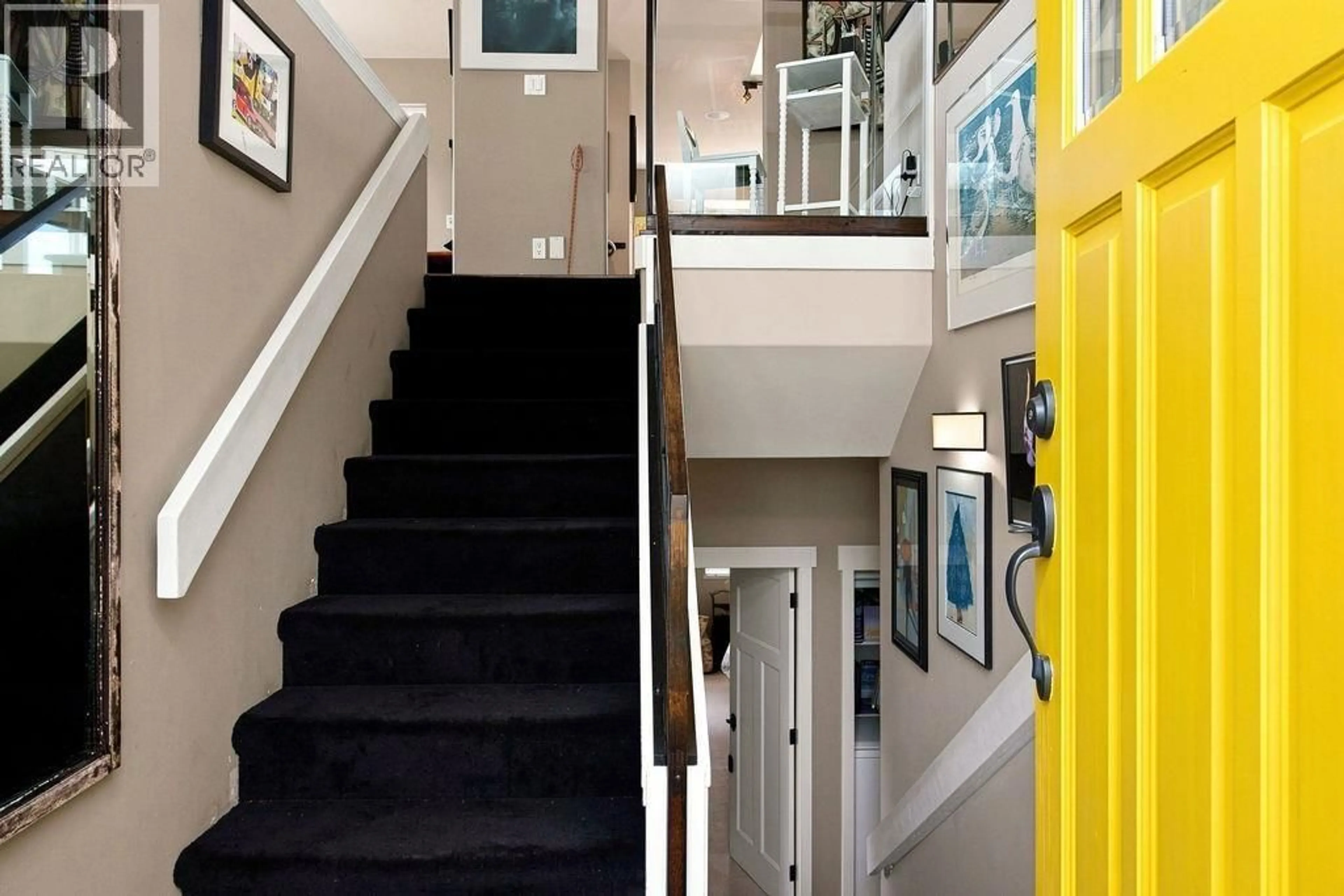 Indoor foyer for 491 WOODLAND AVENUE, Gibsons British Columbia V0N1V1