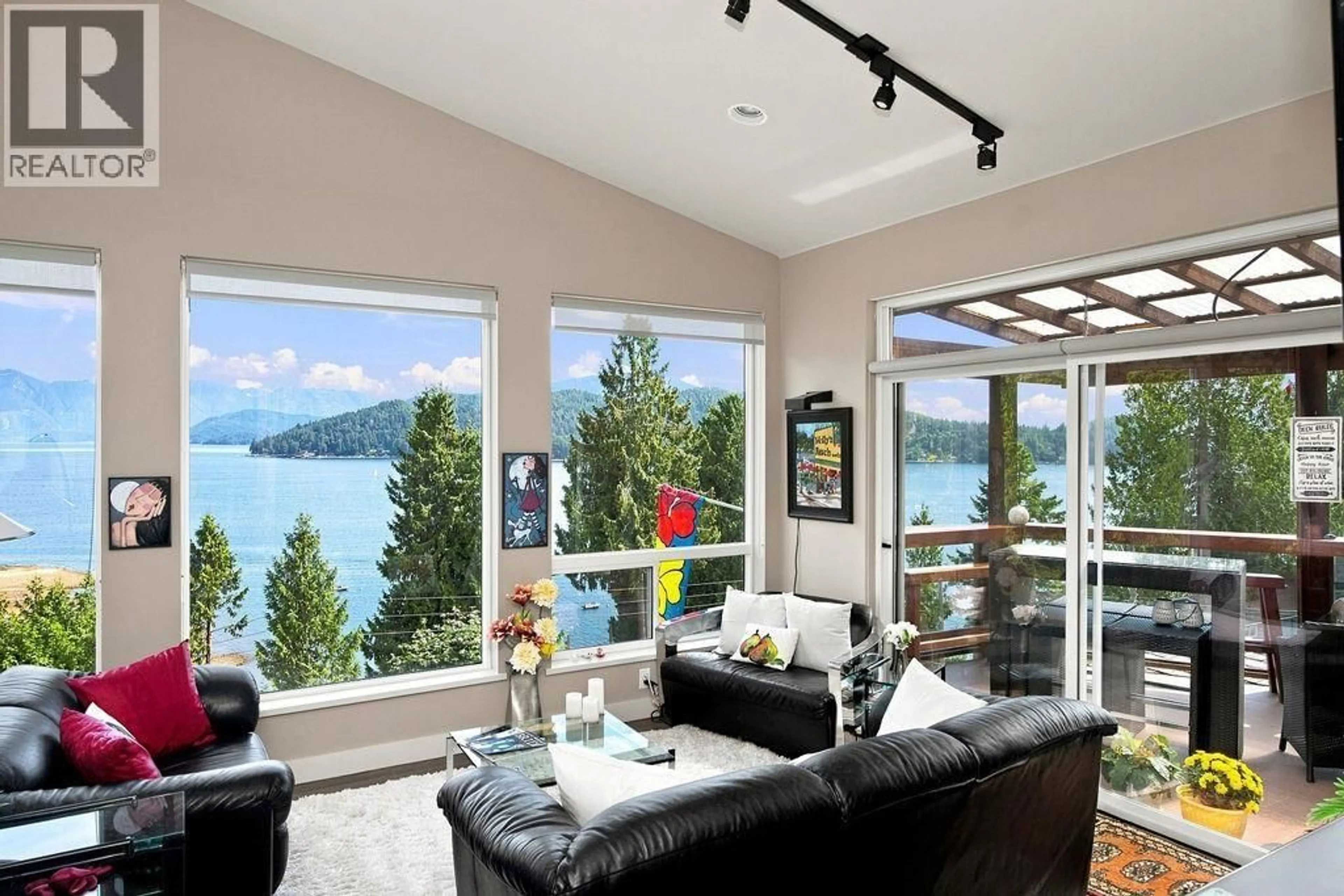 Living room with furniture, unknown for 491 WOODLAND AVENUE, Gibsons British Columbia V0N1V1