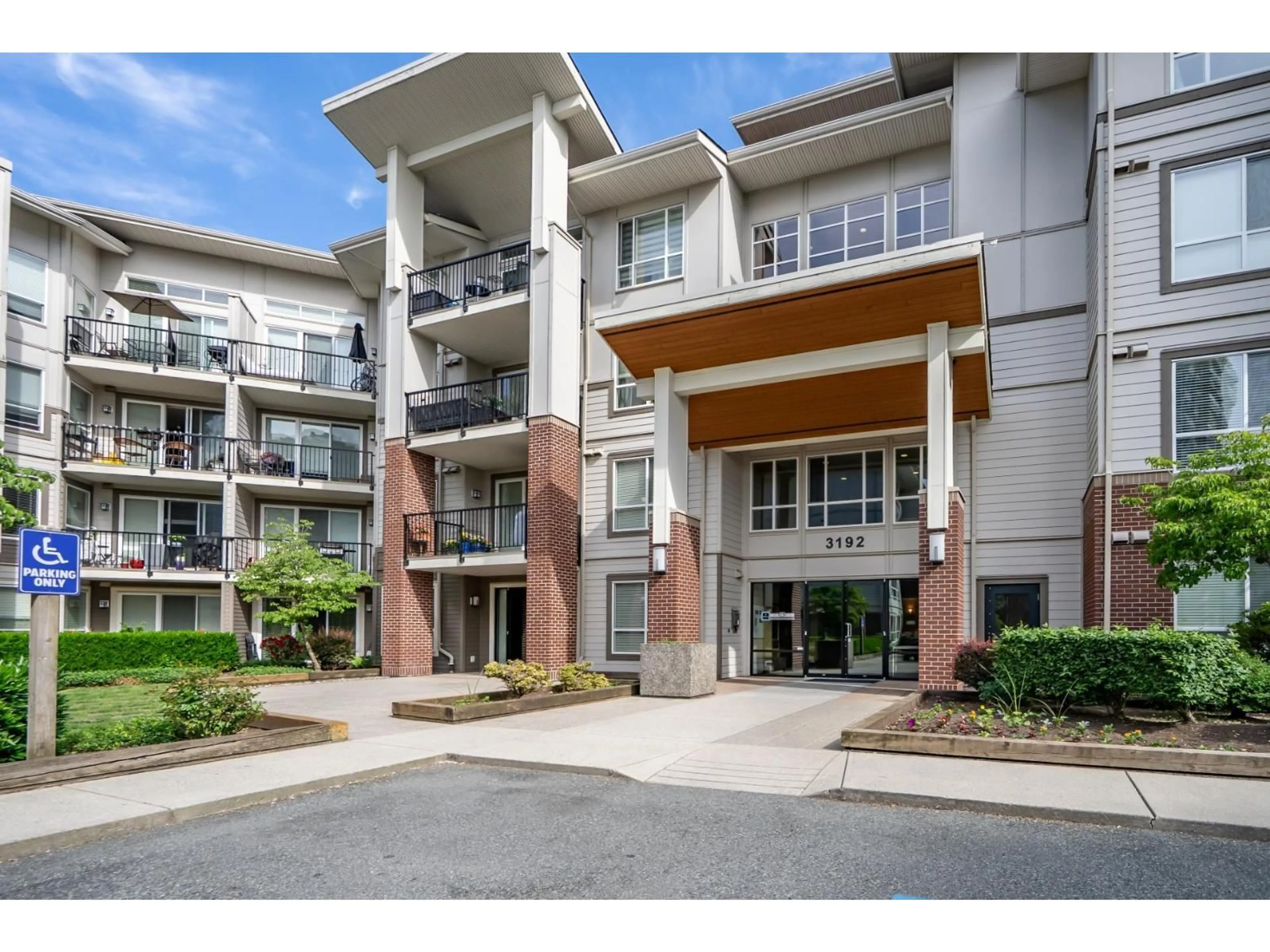 Indoor foyer for 303 - 3192 GLADWIN ROAD, Abbotsford British Columbia V2T6M9
