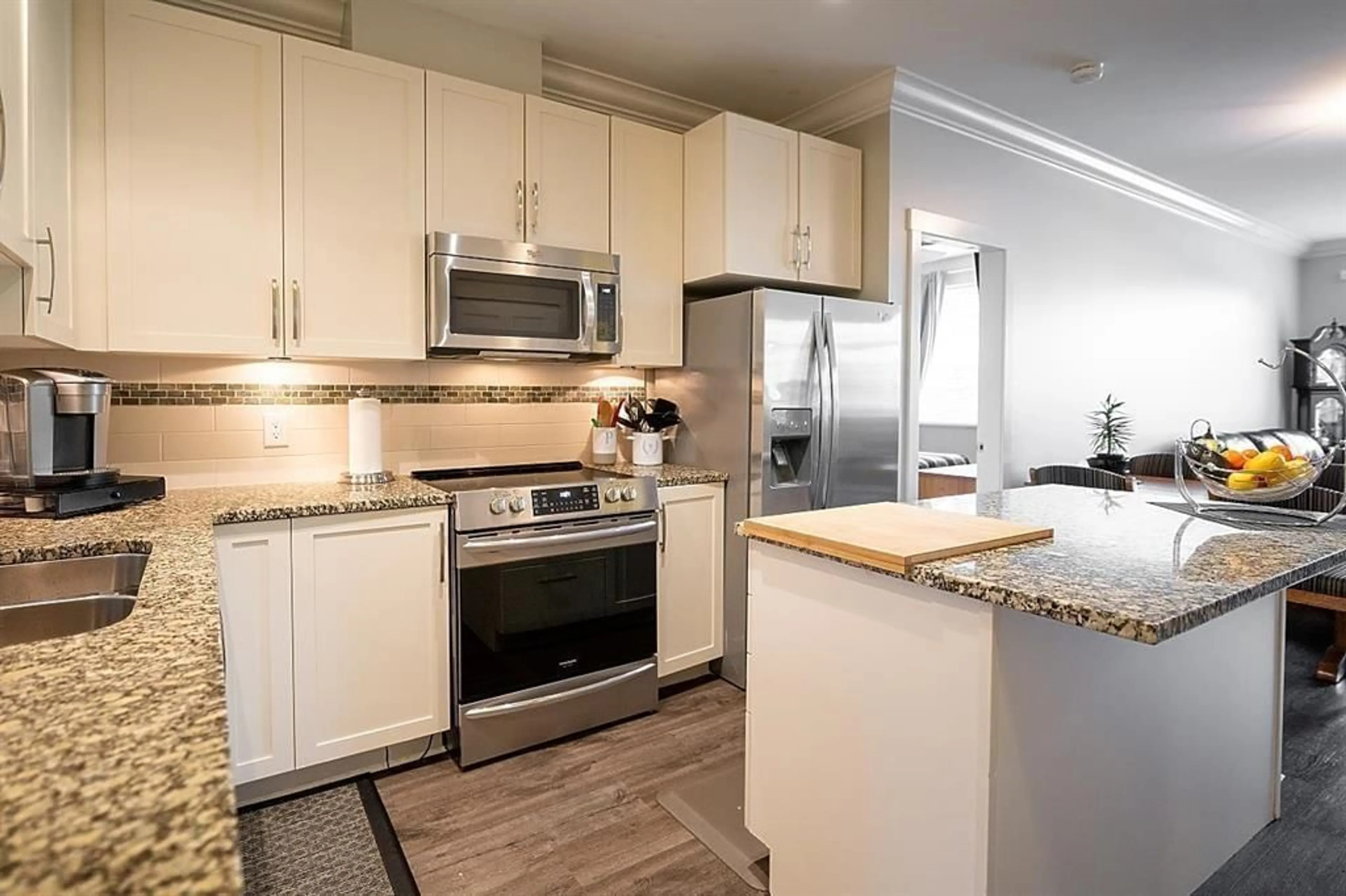Open concept kitchen, wood/laminate floor for 116 - 20861 83 AVENUE, Langley British Columbia V2Y0M8
