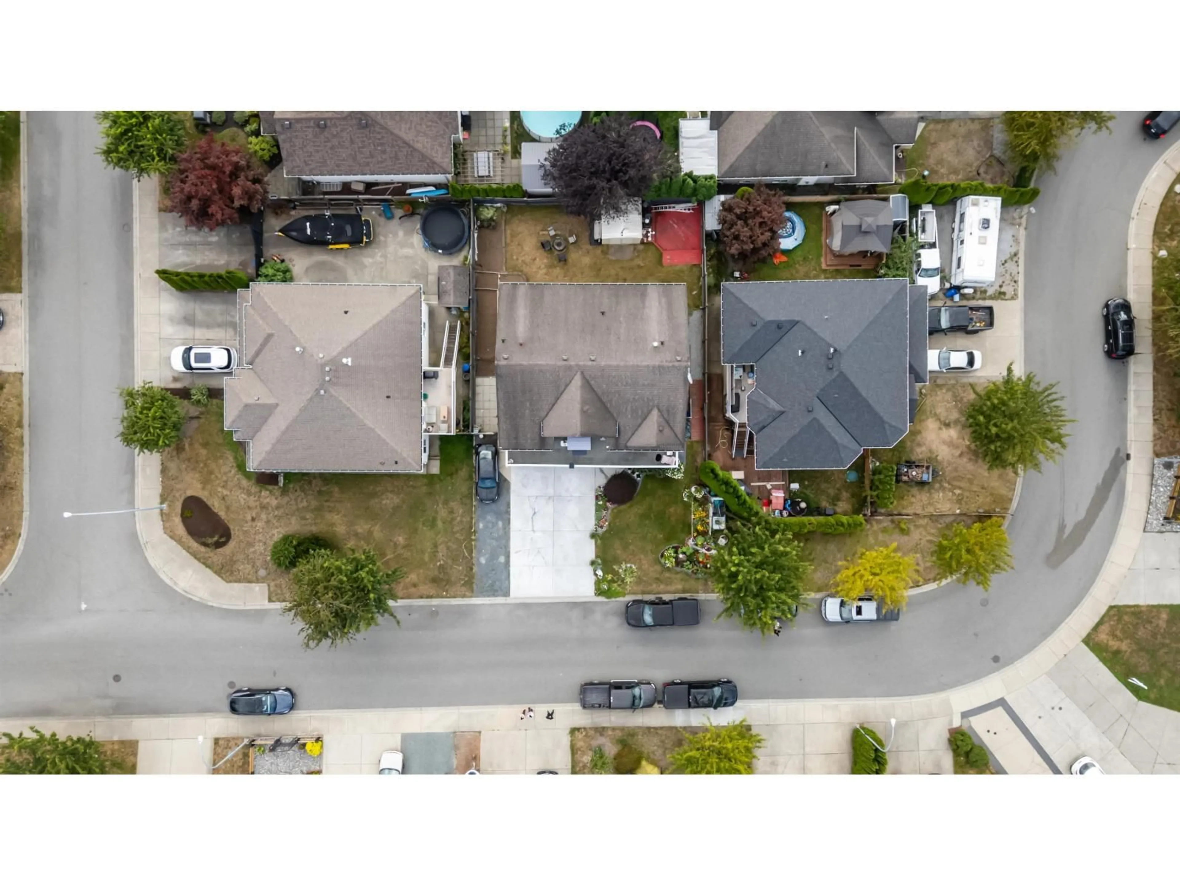 A pic from outside/outdoor area/front of a property/back of a property/a pic from drone, street for 8459 DOERKSEN DRIVE, Mission British Columbia V2V7C4