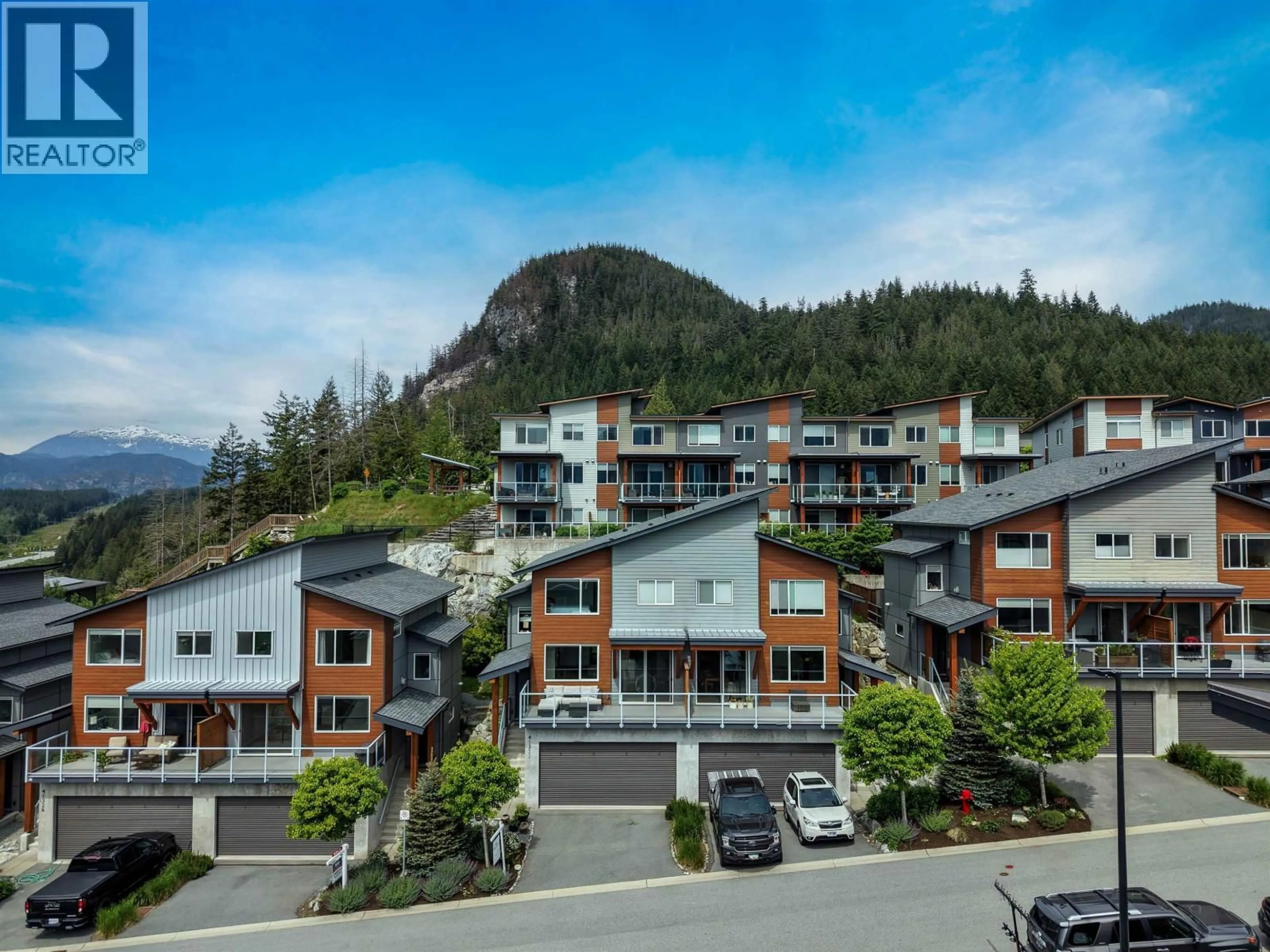 A pic from outside/outdoor area/front of a property/back of a property/a pic from drone, mountain view for 41322 HORIZON DRIVE, Squamish British Columbia V8B0Y7
