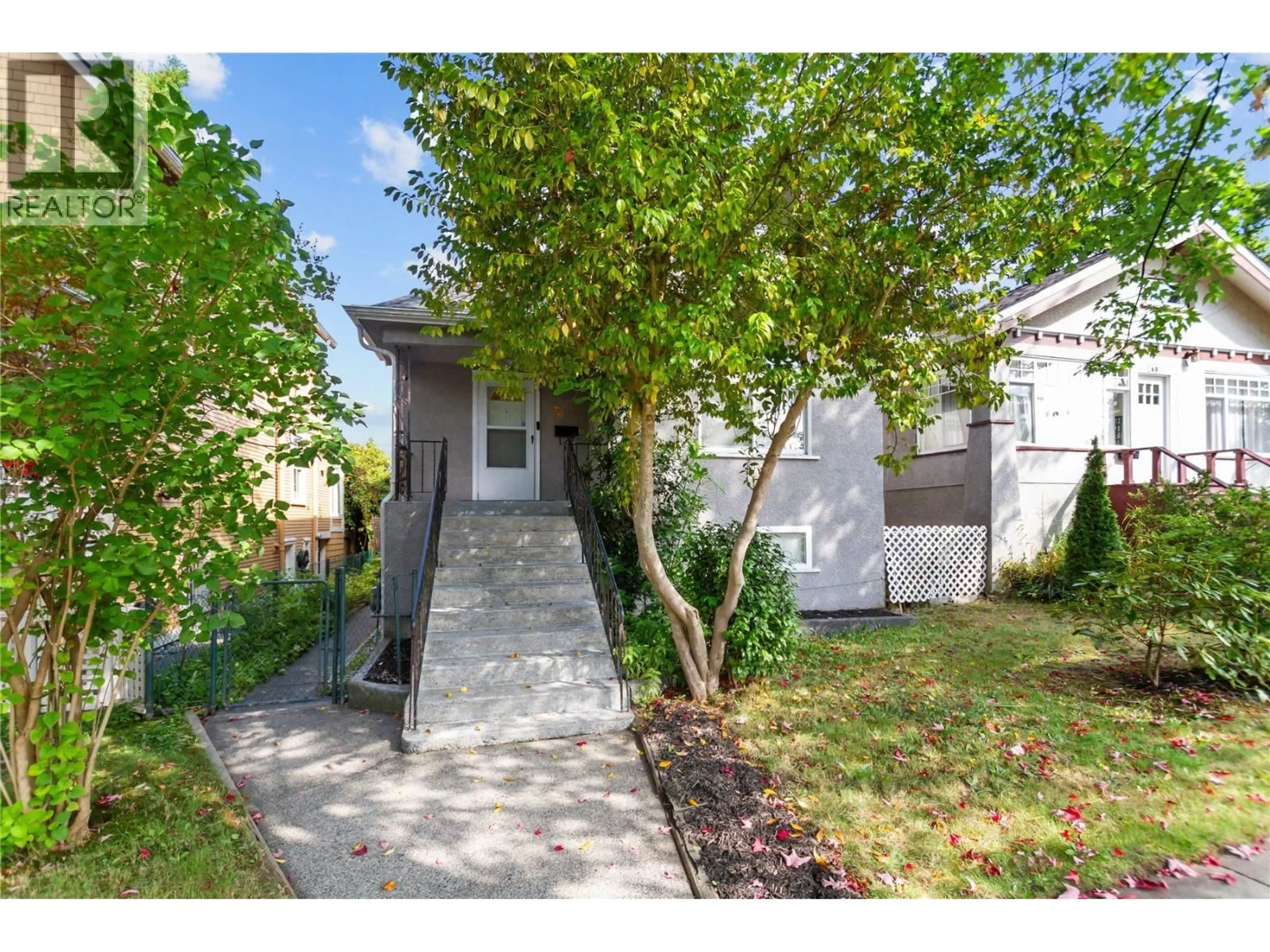 A pic from outside/outdoor area/front of a property/back of a property/a pic from drone, street for 2461 DUNDAS STREET, Vancouver British Columbia V5K1P5