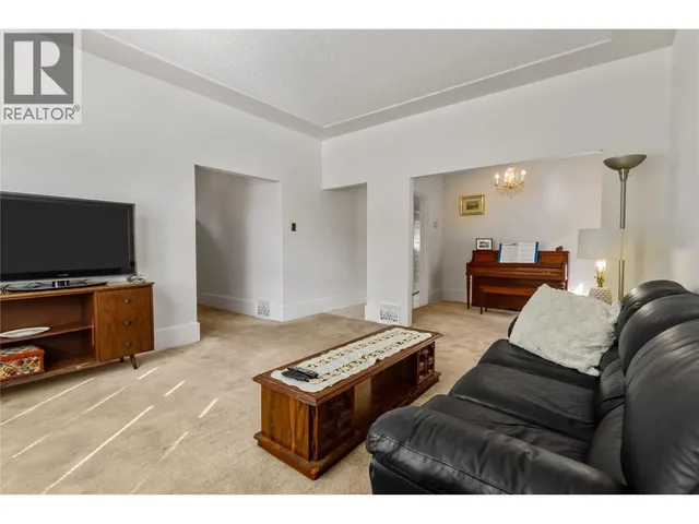 2461 DUNDAS STREET, Vancouver 4