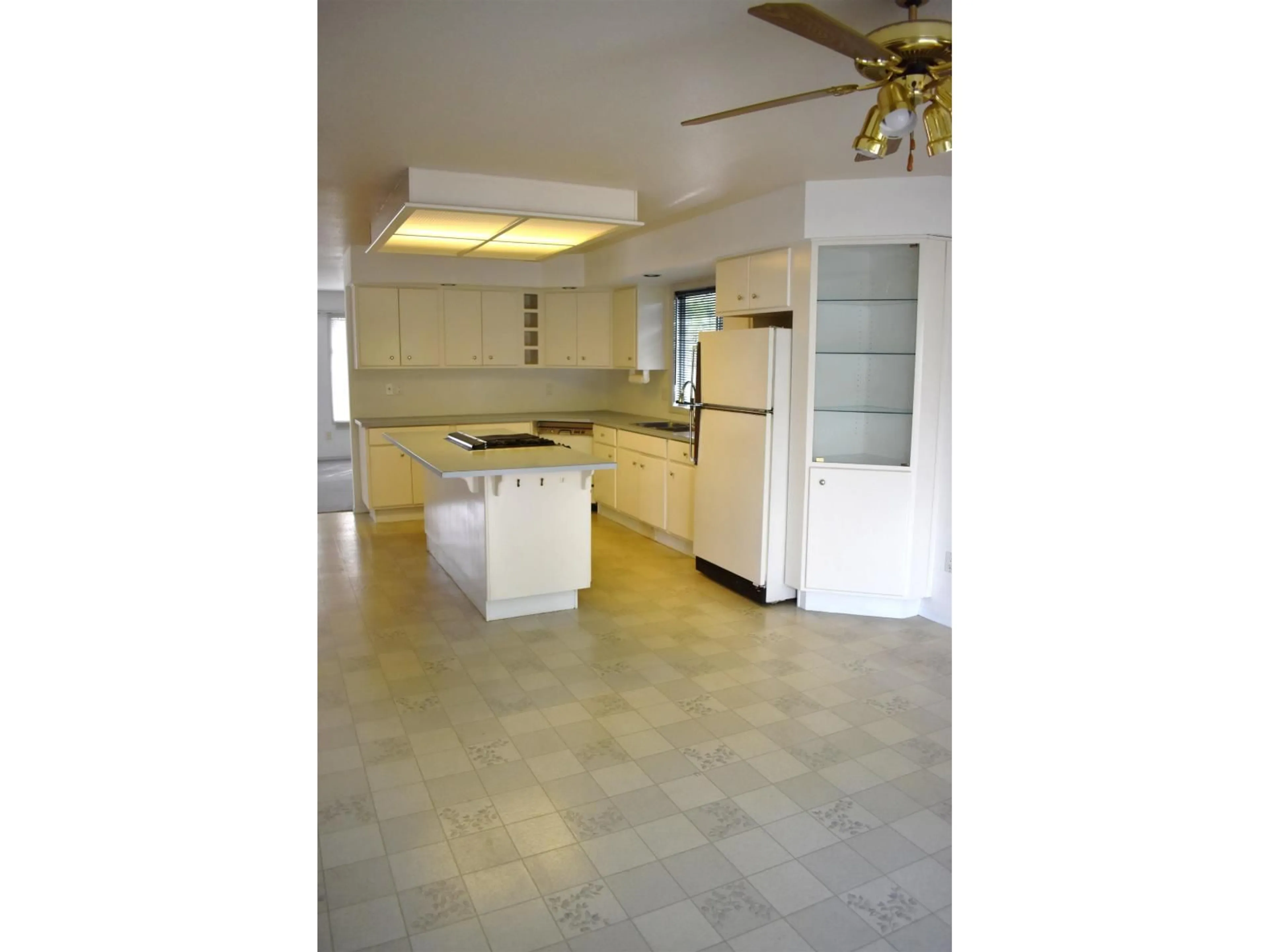Open concept kitchen, ceramic/tile floor for 7523 GARNET DRIVE, Chilliwack British Columbia V2R3A9