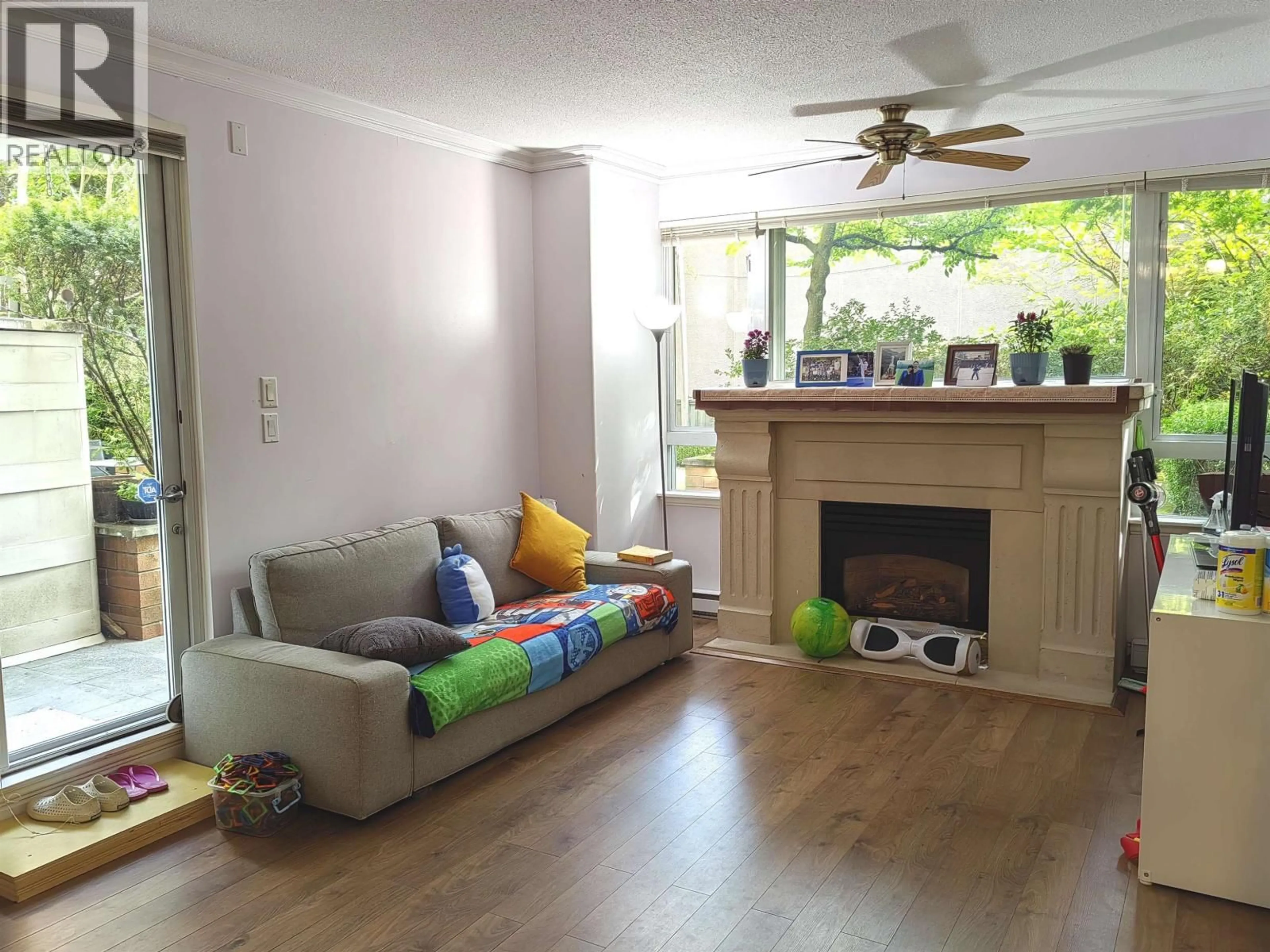 Living room with furniture, wood/laminate floor for 106 - 5770 OAK STREET, Vancouver British Columbia V6M4M5