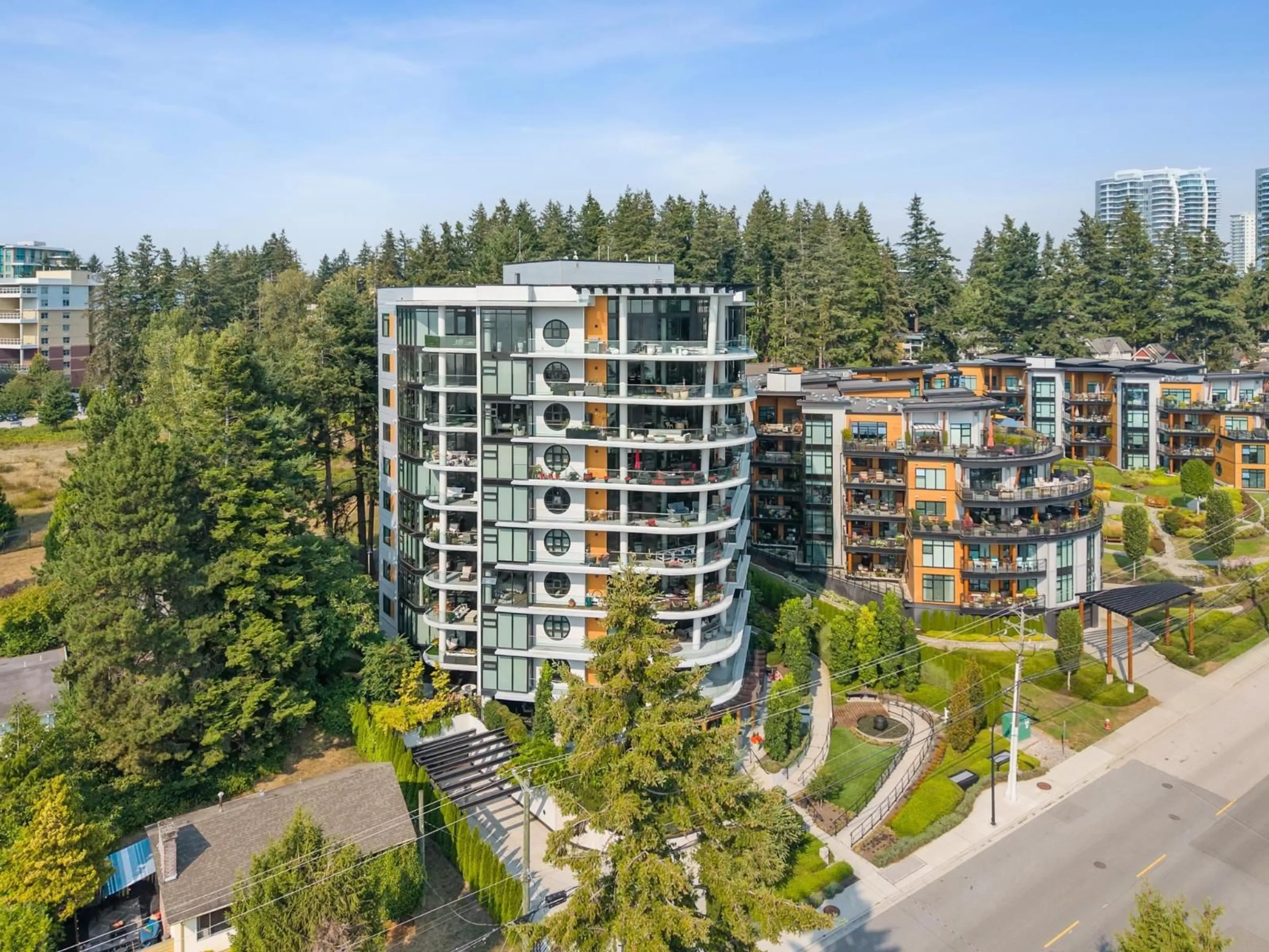 A pic from outside/outdoor area/front of a property/back of a property/a pic from drone, unknown for 603 - 14825 THRIFT AVENUE, White Rock British Columbia V4B2J6