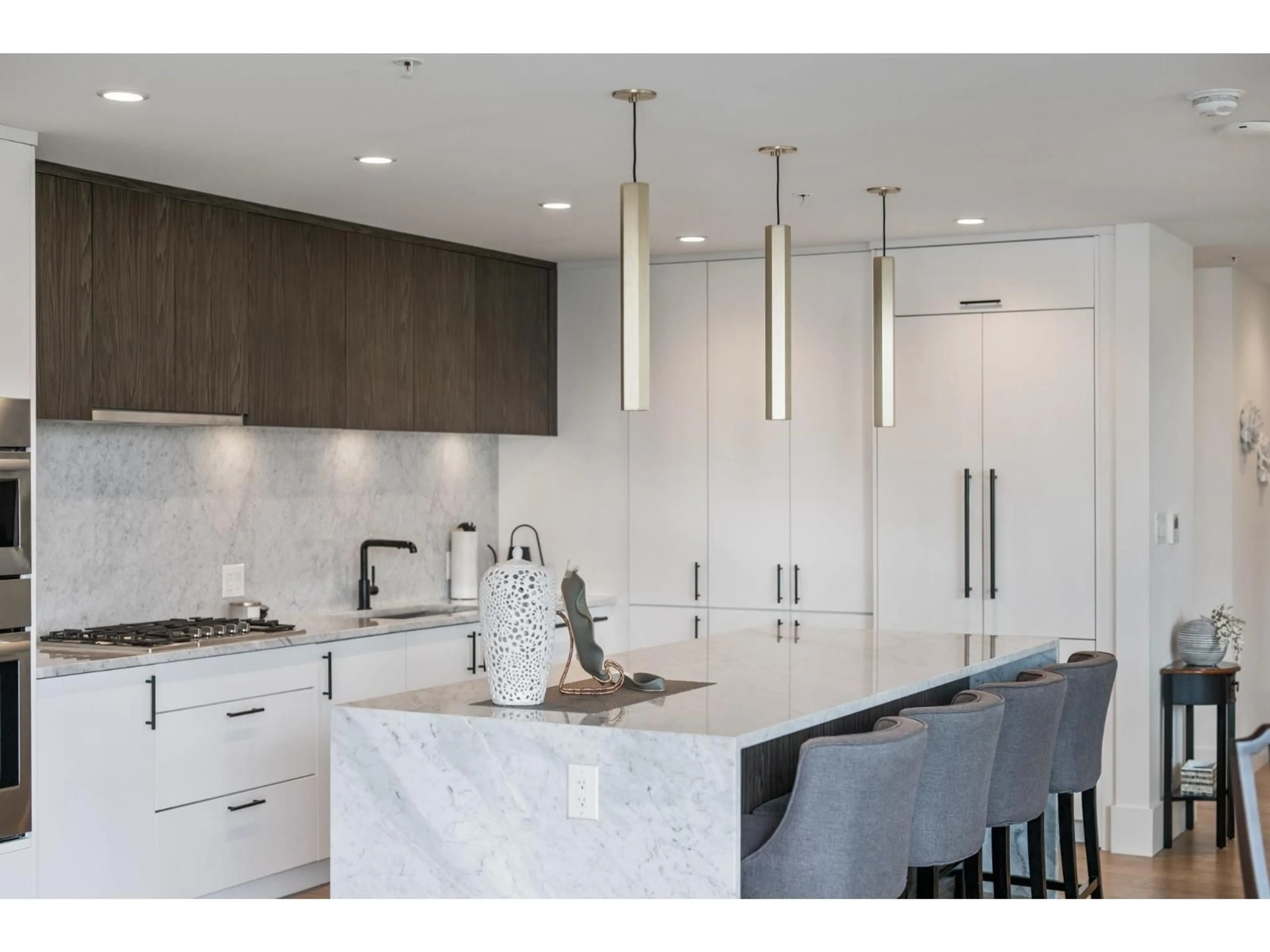 Contemporary kitchen, ceramic/tile floor for 603 - 14825 THRIFT AVENUE, White Rock British Columbia V4B2J6